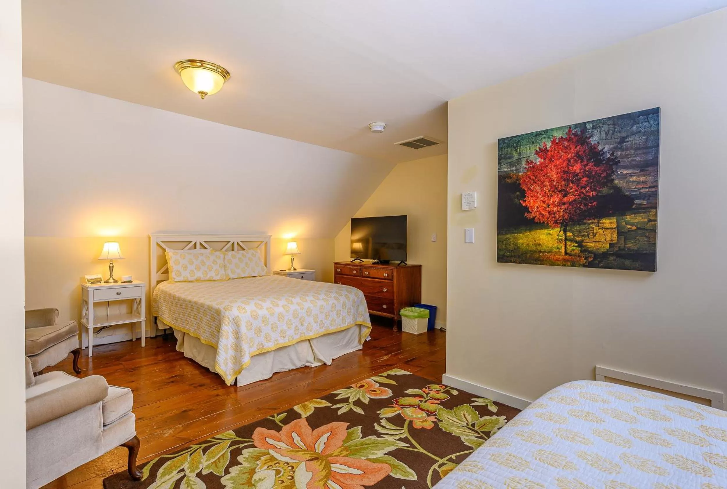 Photo of the whole room, Bed in Brass Lantern Inn