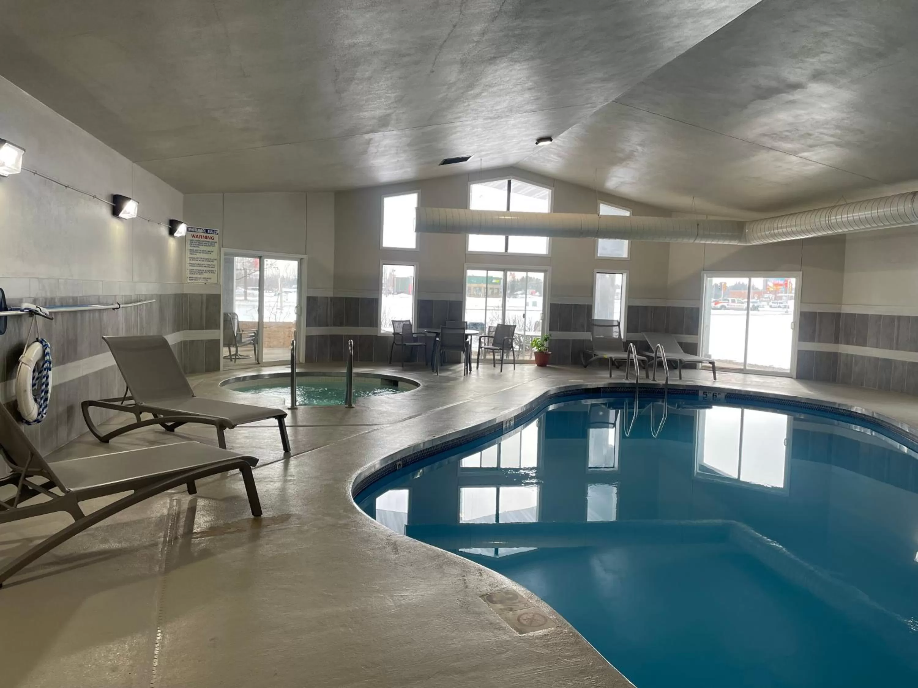 Swimming pool in Clarion Pointe Tomah