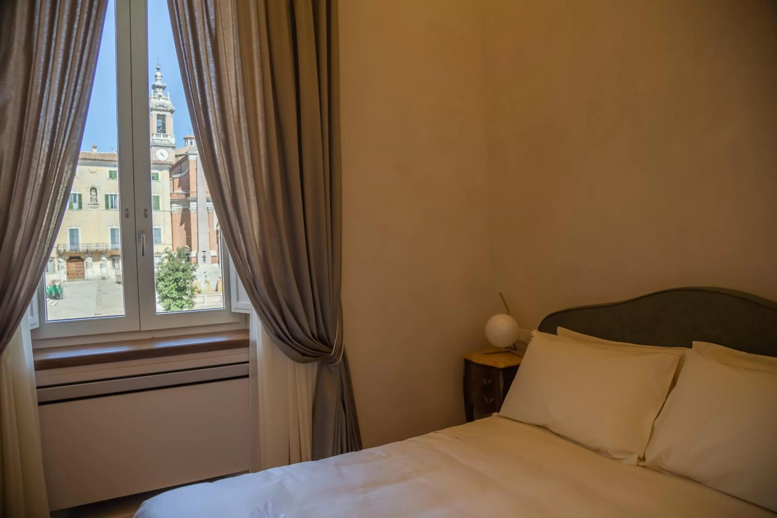 Landmark view, Bed in Dimora Storica Lo Svevo