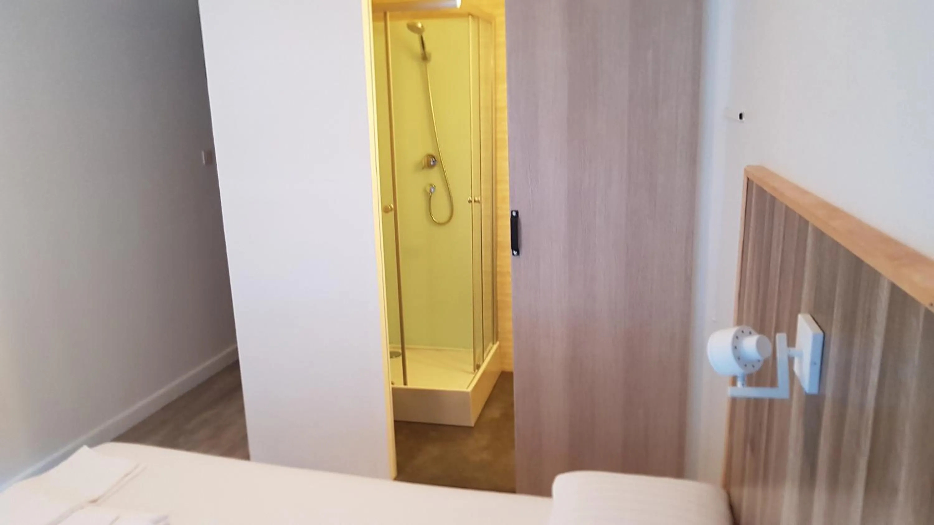 Bathroom, Bed in hotel de la gare