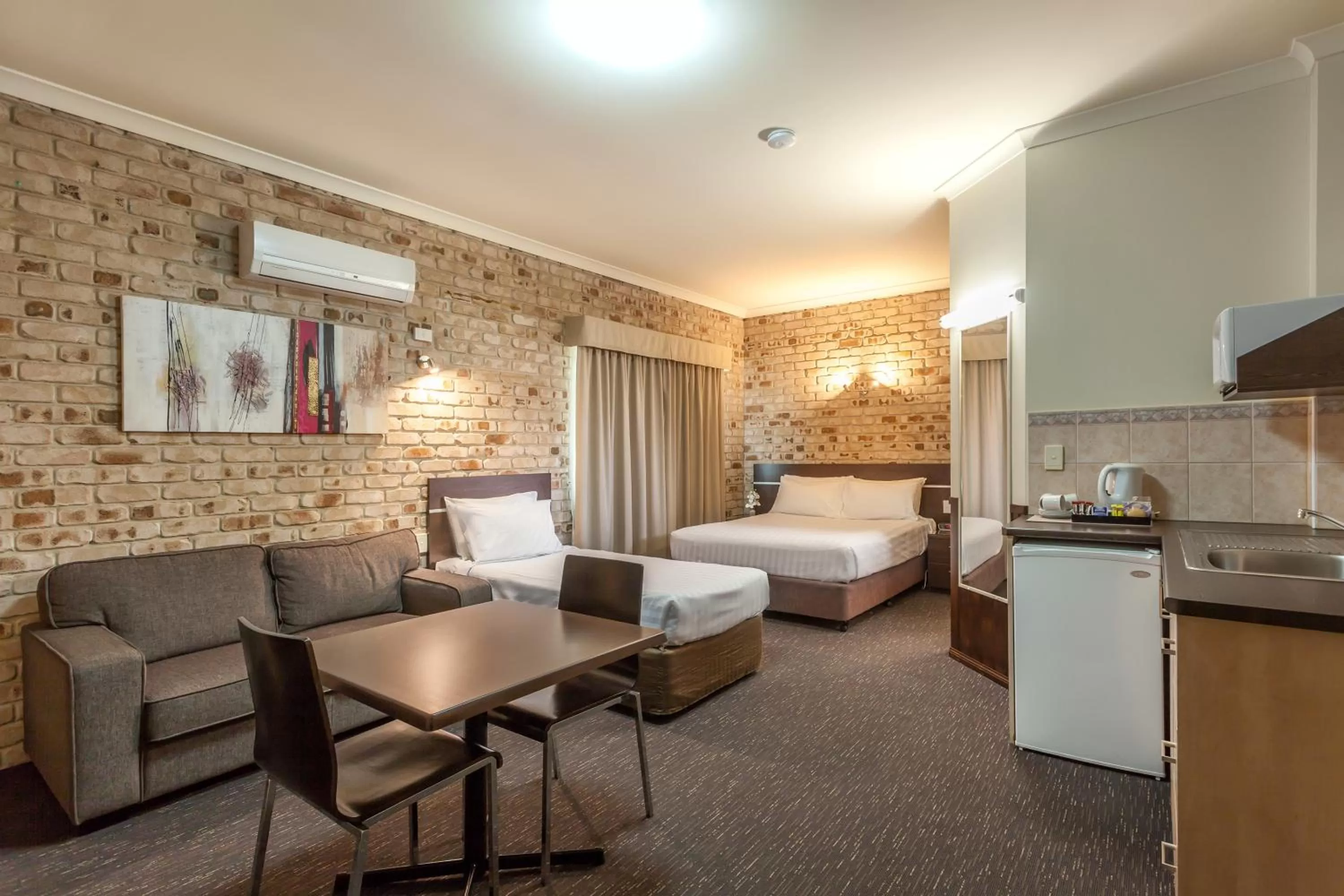 Photo of the whole room, Bed in Highlander Motor Inn