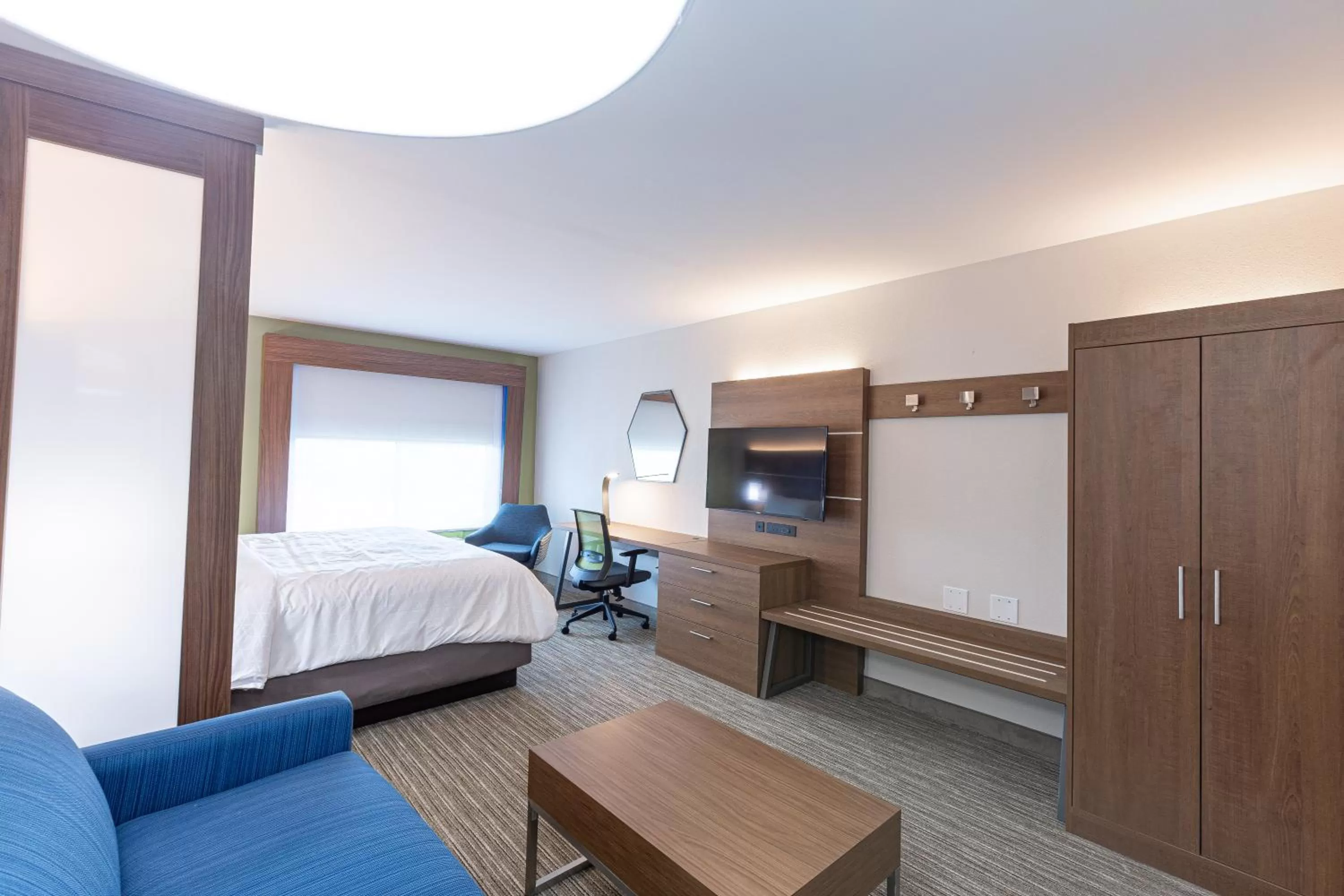 Photo of the whole room, Bed in Holiday Inn Express & Suites Arlington North – Stadium Area by IHG