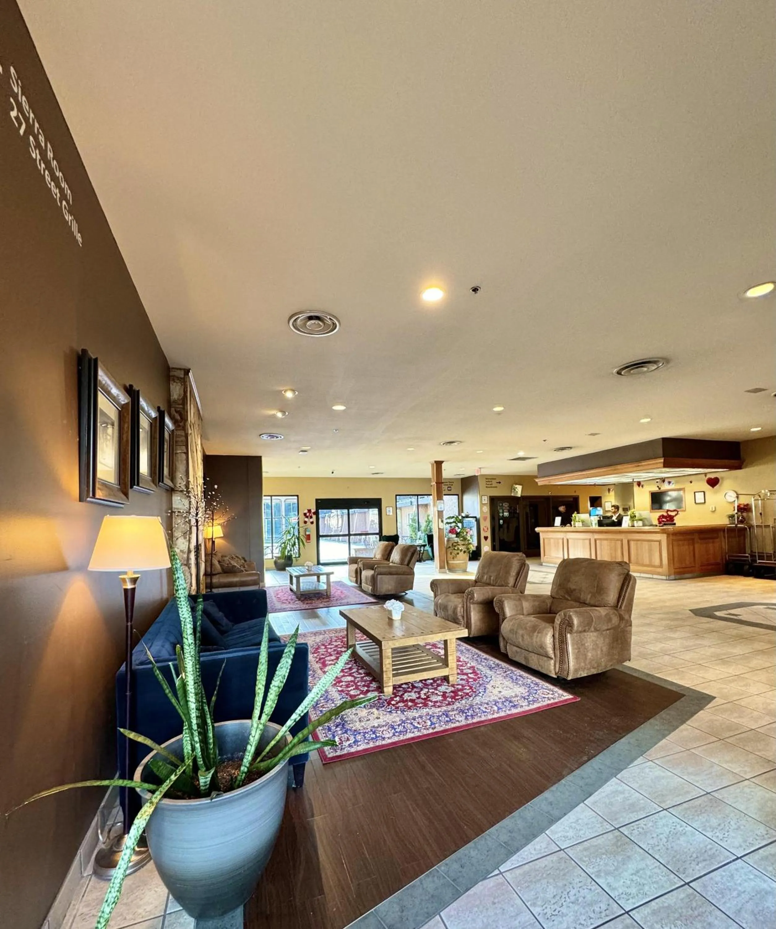 Lobby or reception in Divya Sutra Plaza and Conference Centre, Vernon, BC