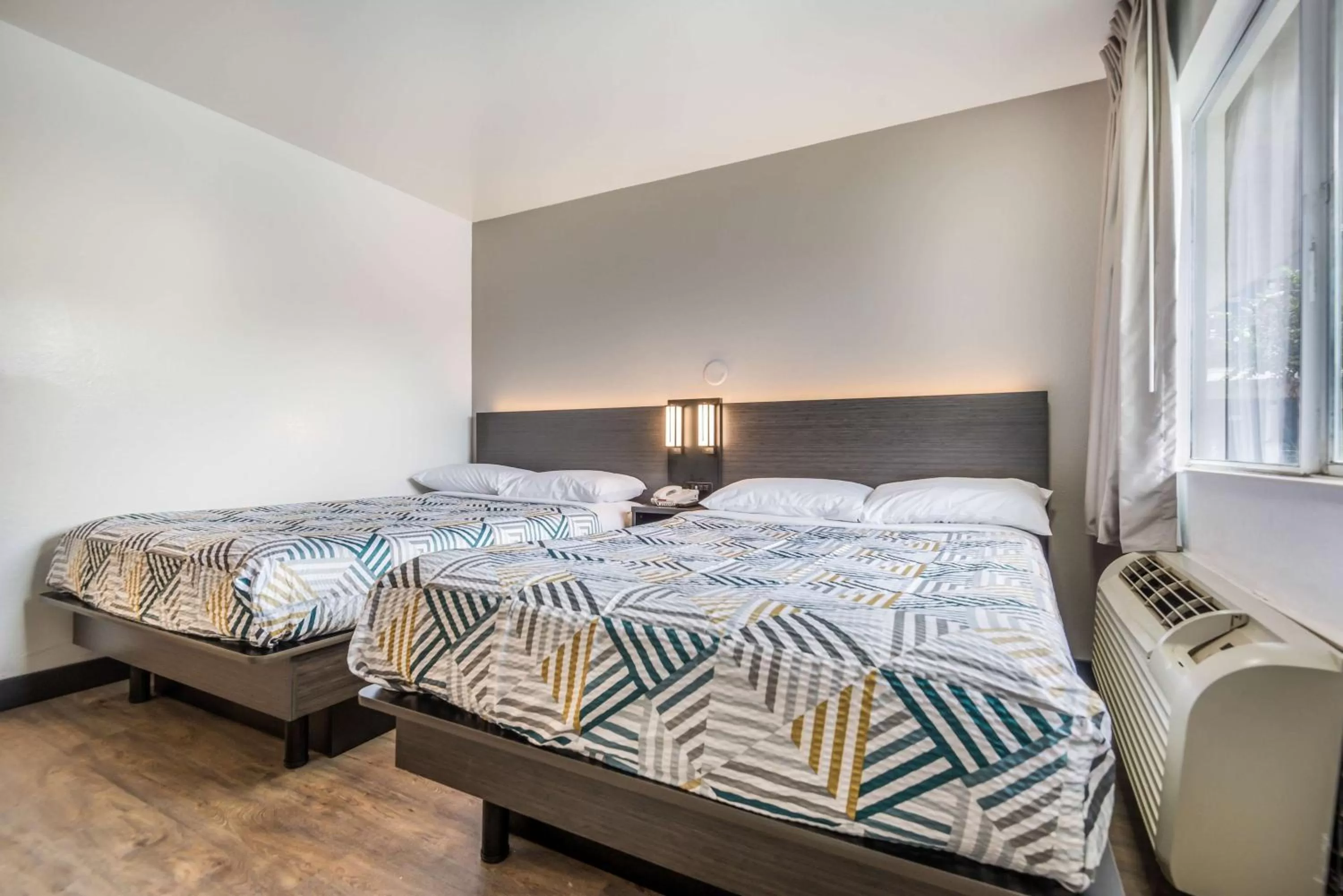 Photo of the whole room, Bed in Motel 6-College Station, TX - Bryan