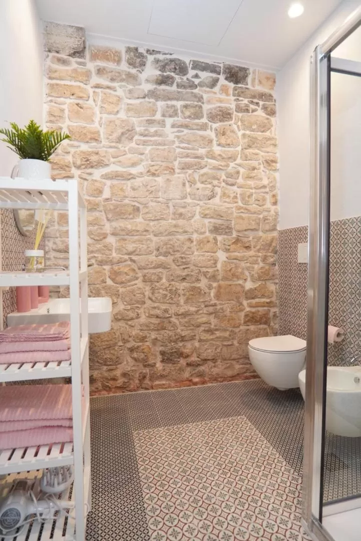 Bathroom in Cecenero Rooms