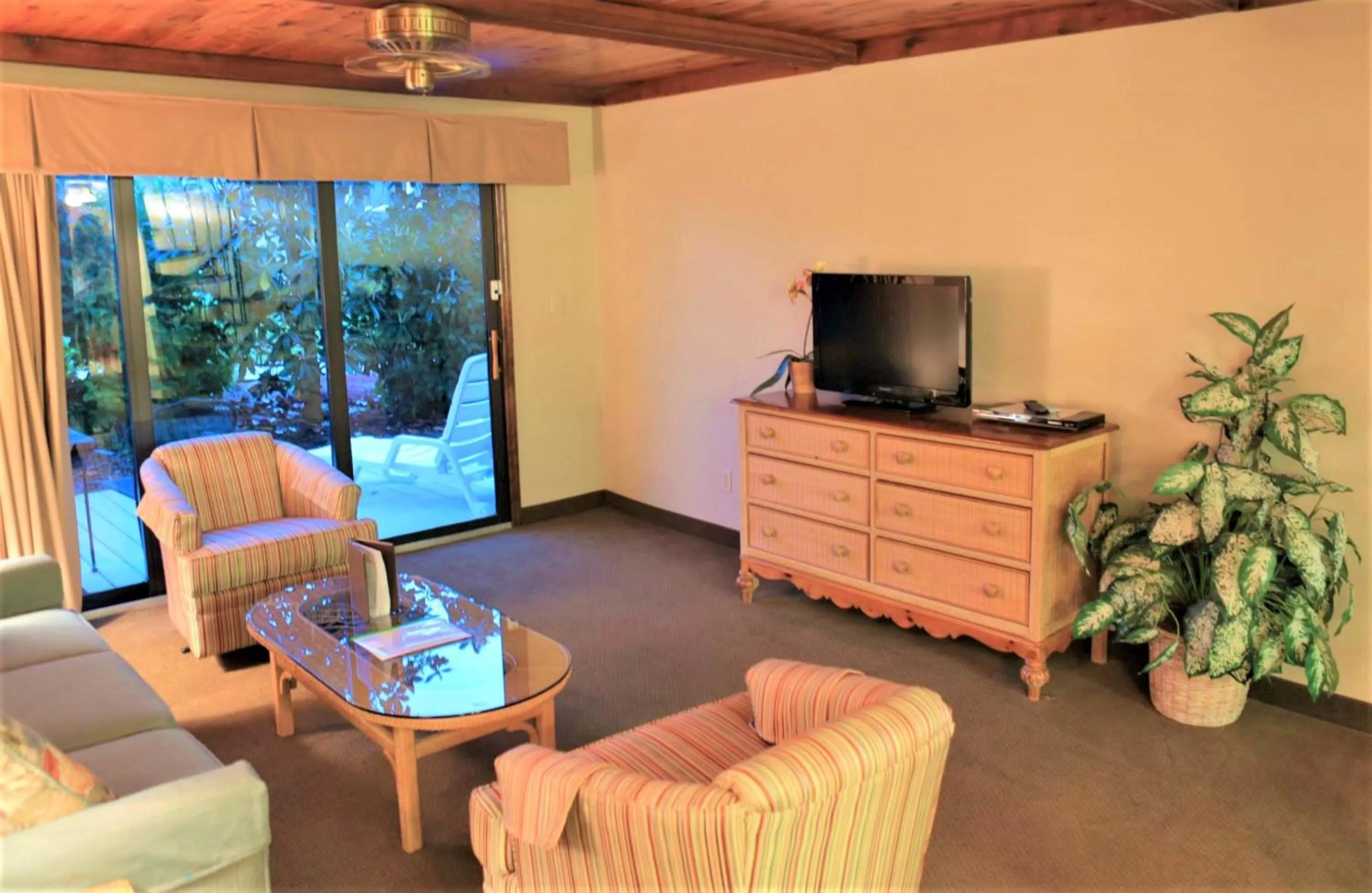 TV and multimedia in Royal Holiday Beach Resort