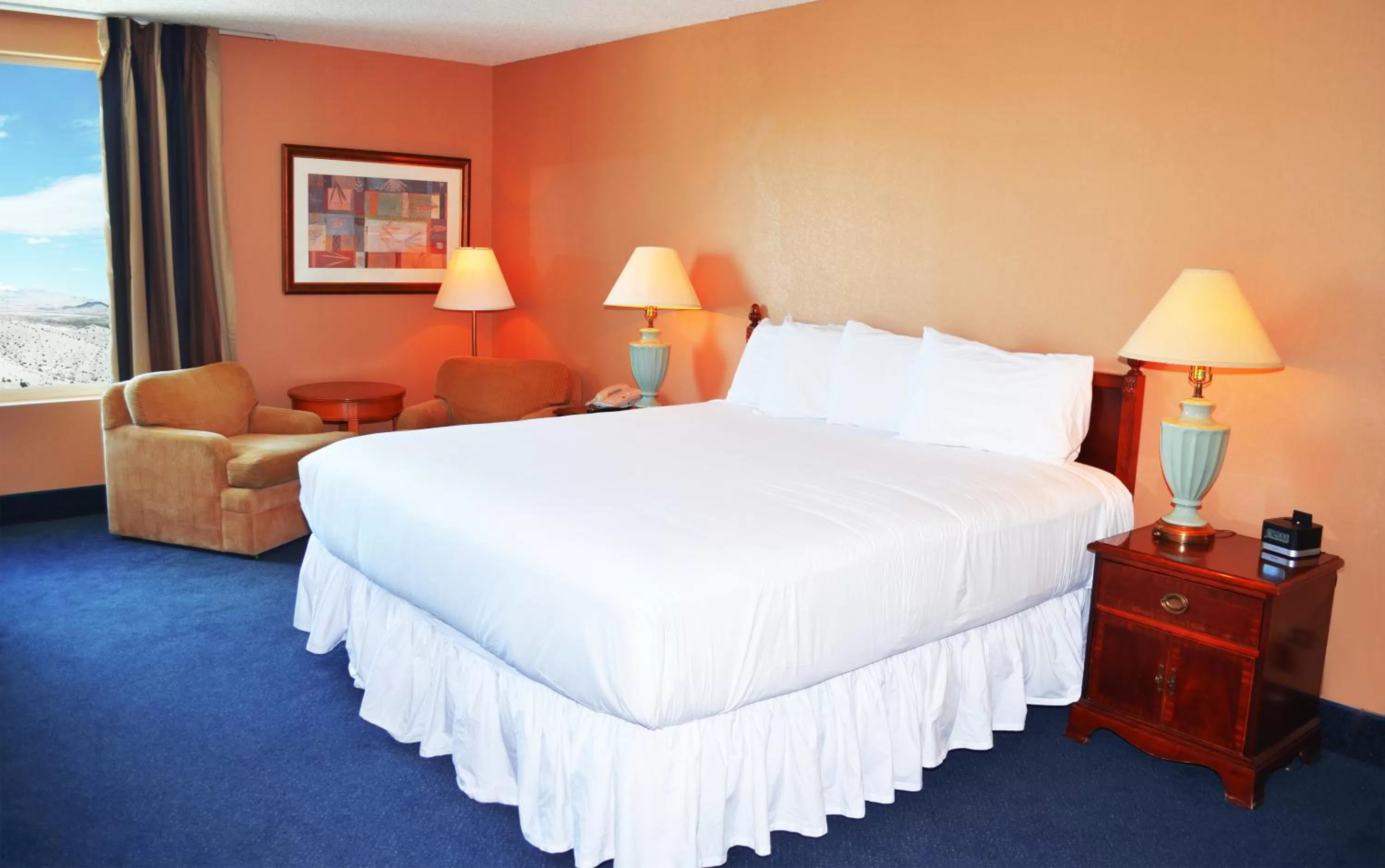 Seating area, Bed in Laughlin River Lodge