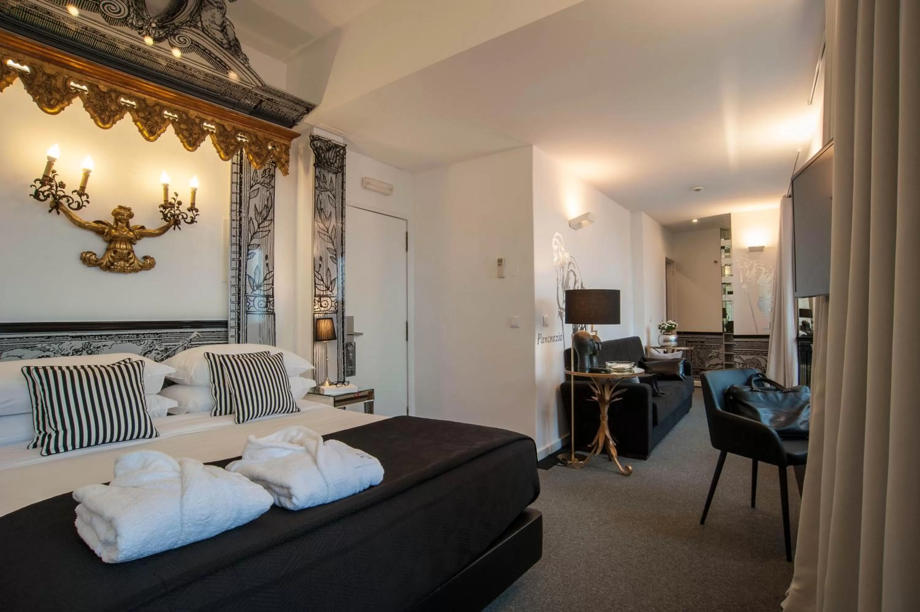 Photo of the whole room, Bed in Teatro Boutique Rooms & Suites