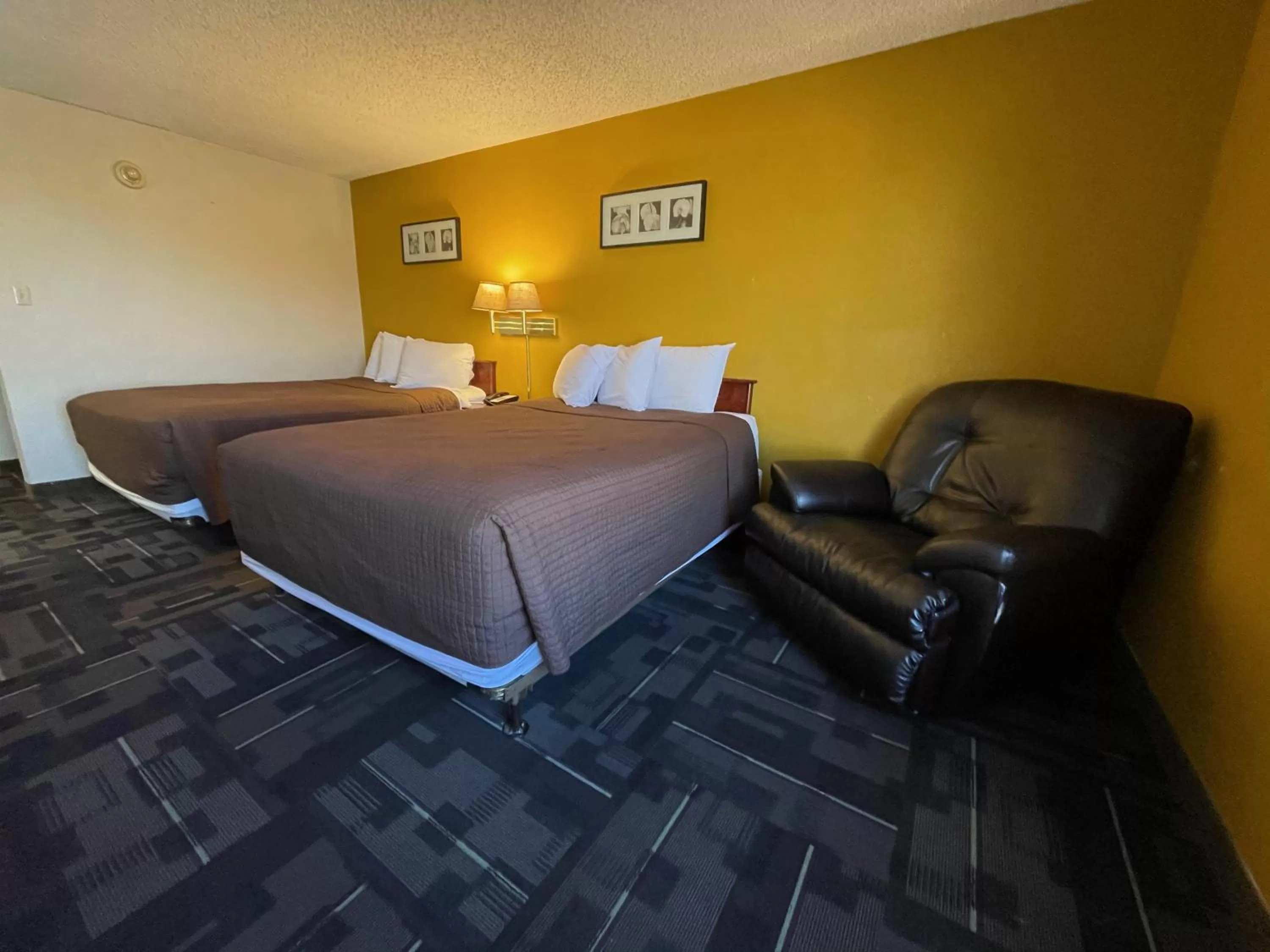Non-Smoking Family Suite in The Inn and Suites at 34 Fifty