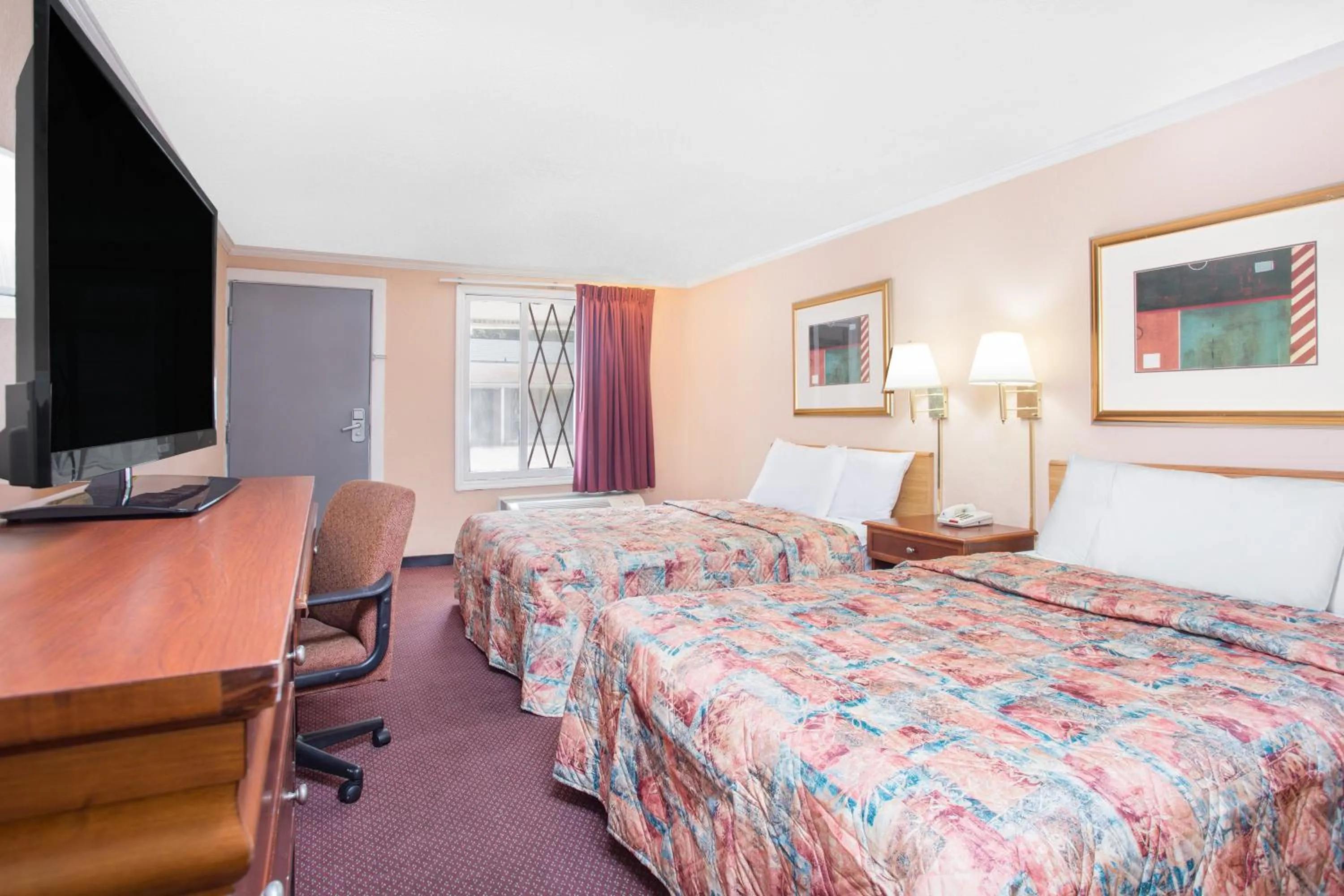 Day, Bed in Knights Inn - Augusta