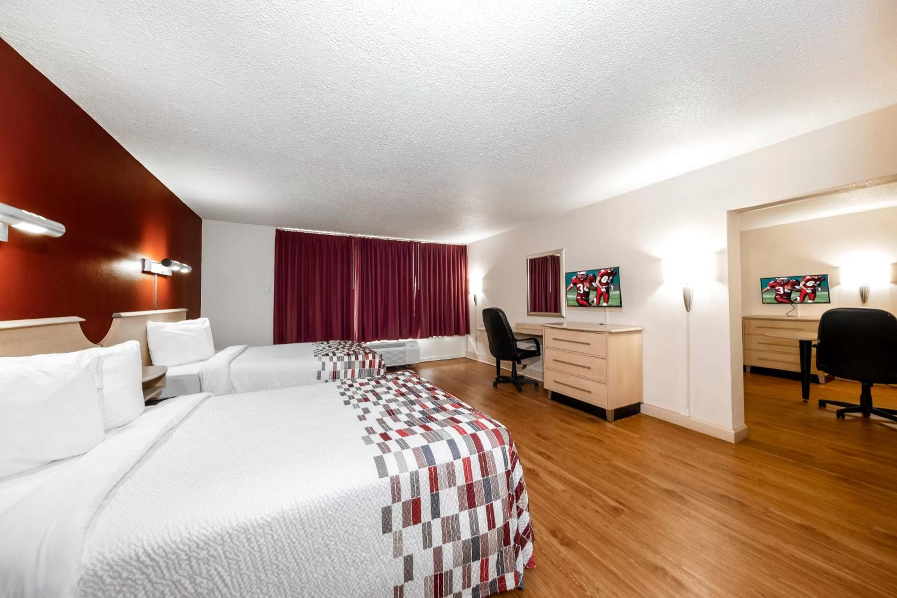 Photo of the whole room, Bed in Red Roof Inn & Suites Wytheville