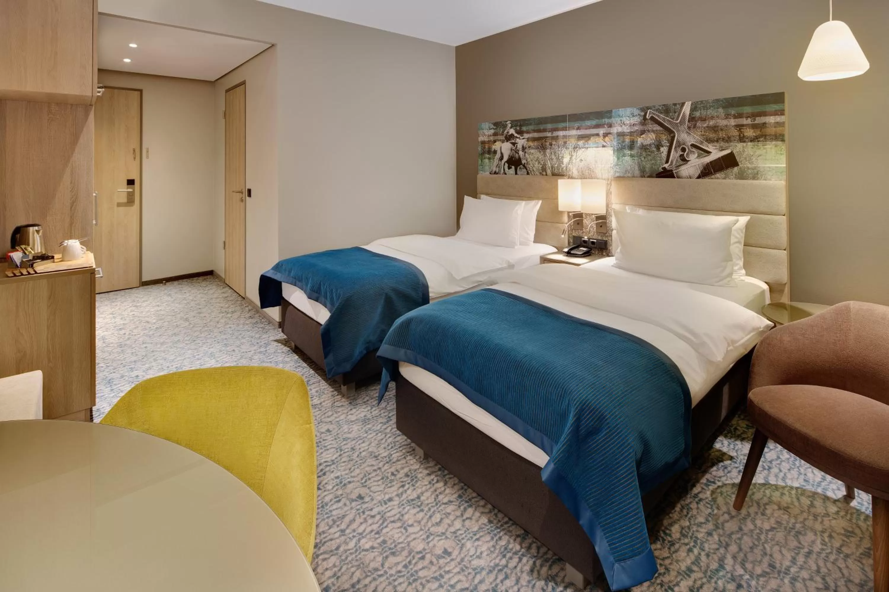 Photo of the whole room, Bed in Holiday Inn Düsseldorf City – Toulouser Allee by IHG