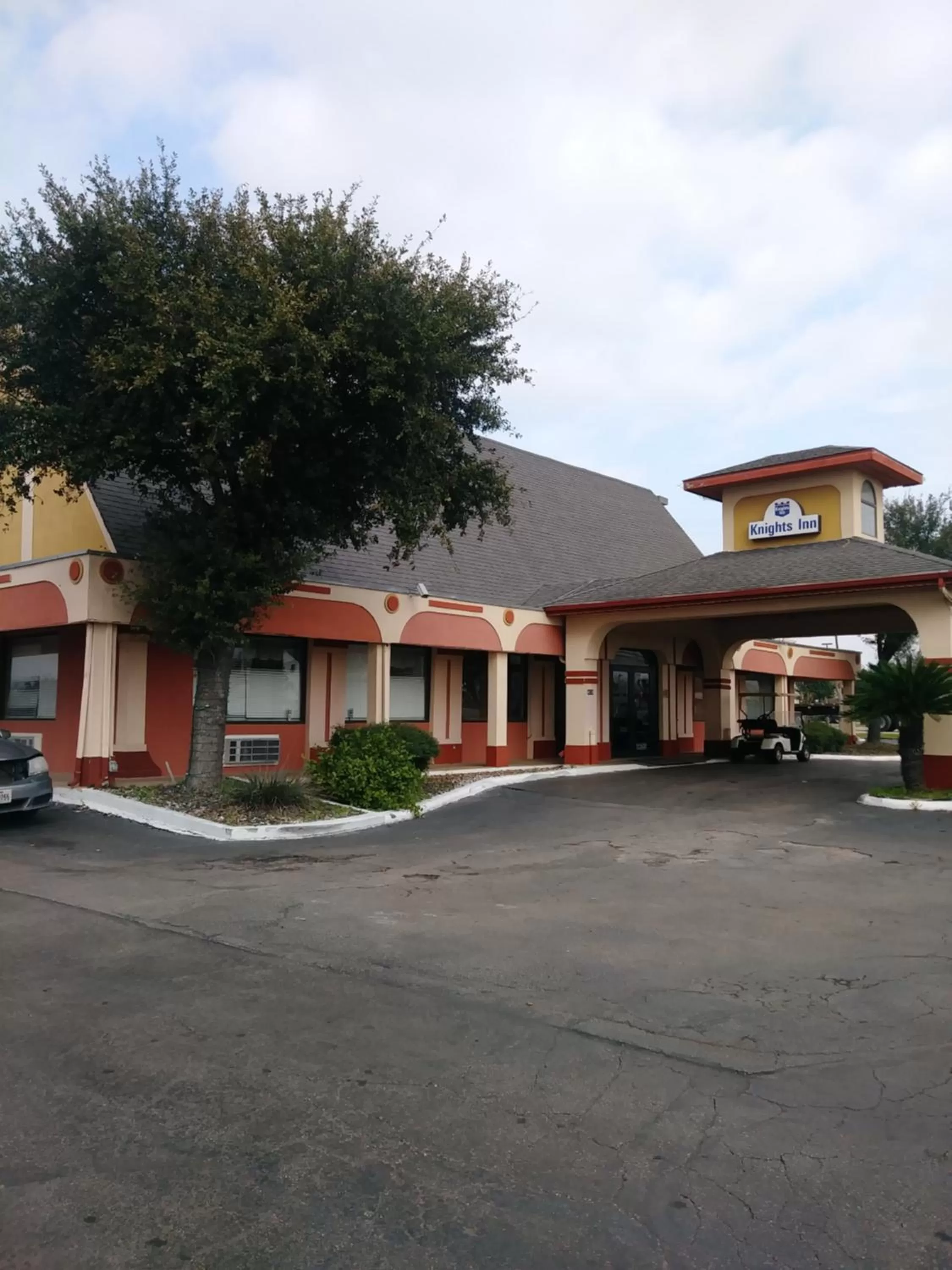 Property building in Knights Inn San Antonio near Frost Bank Center