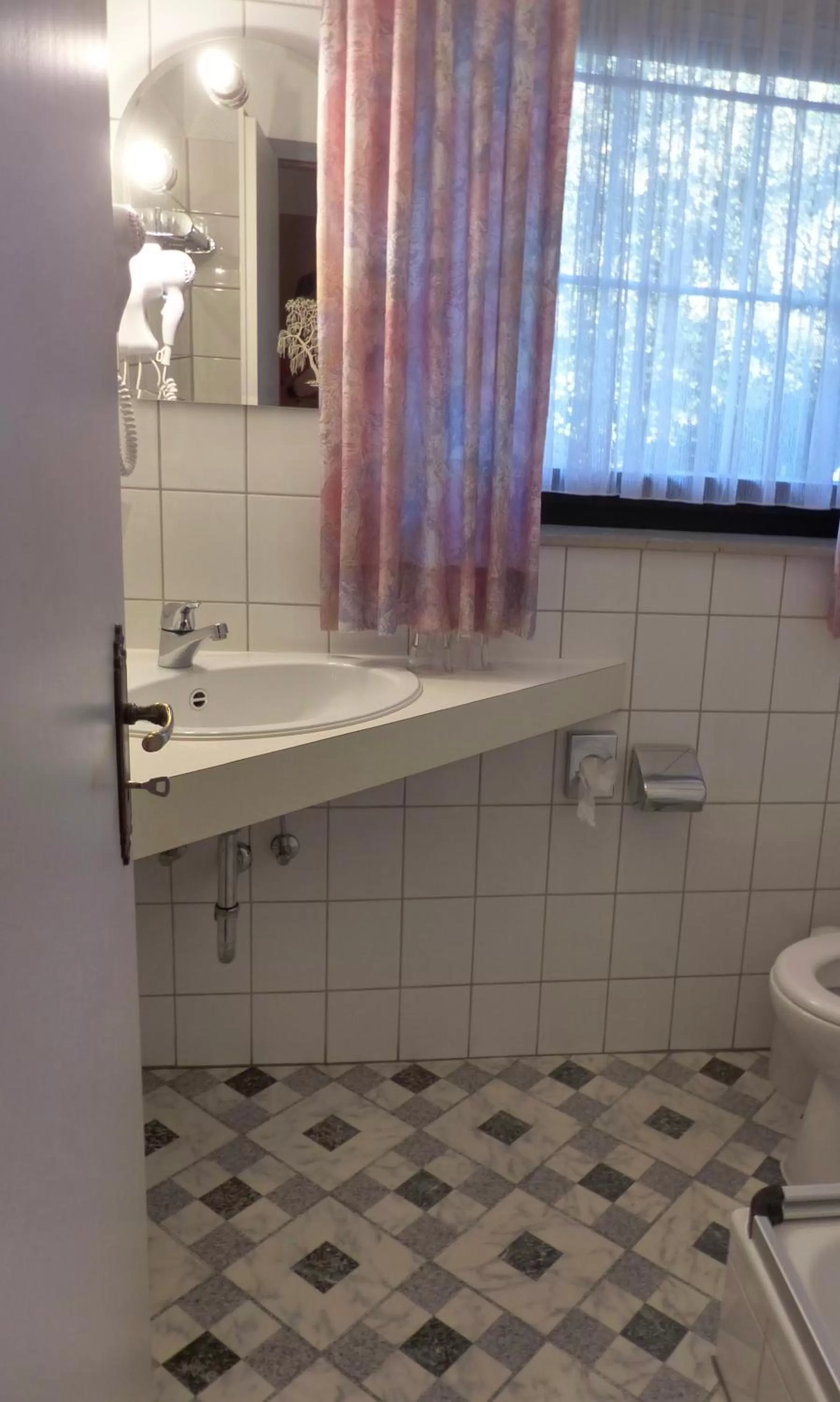 Bathroom in Hotel zur Post Dabringhausen