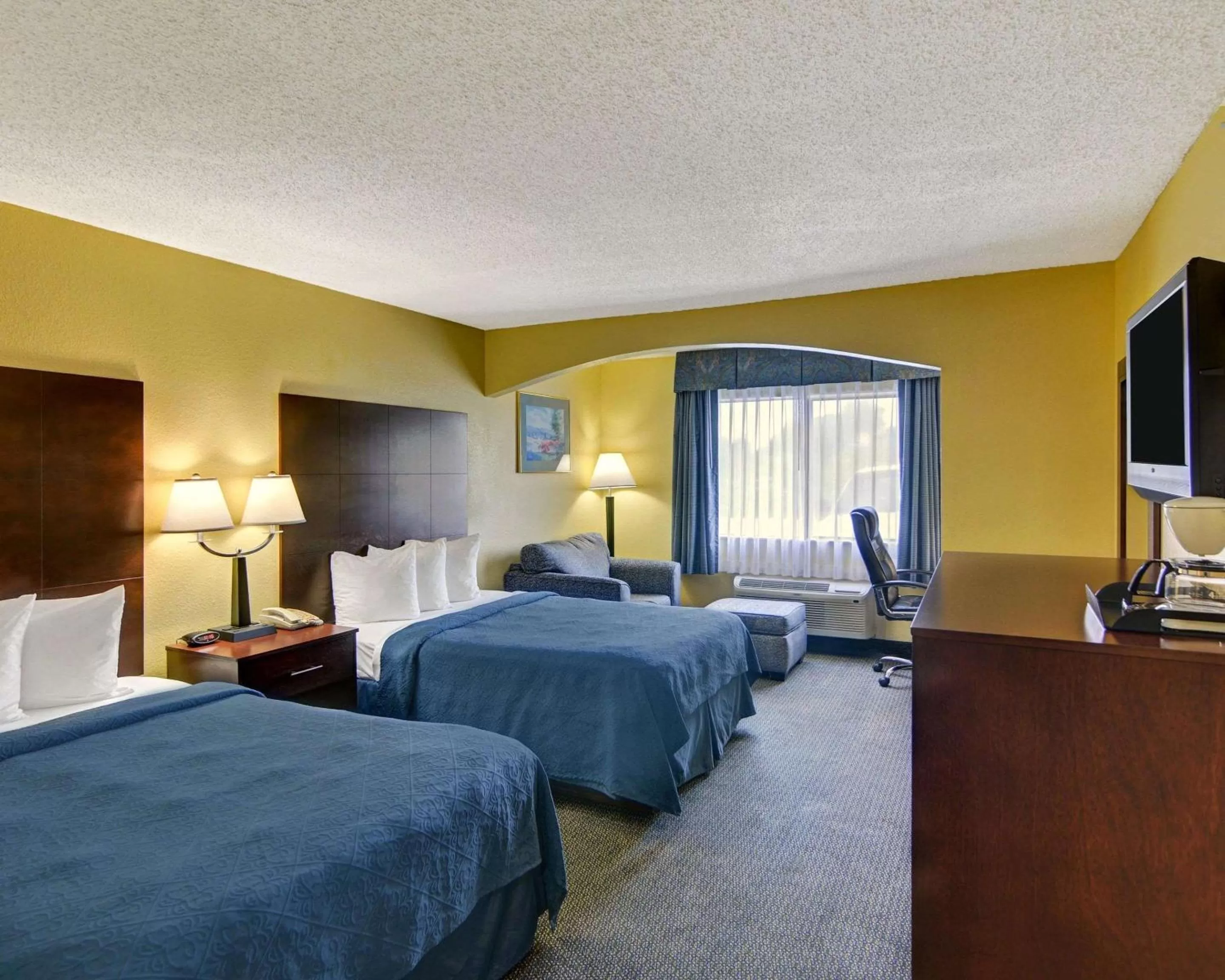 Photo of the whole room, Bed in Quality Inn & Suites Grand Prairie South