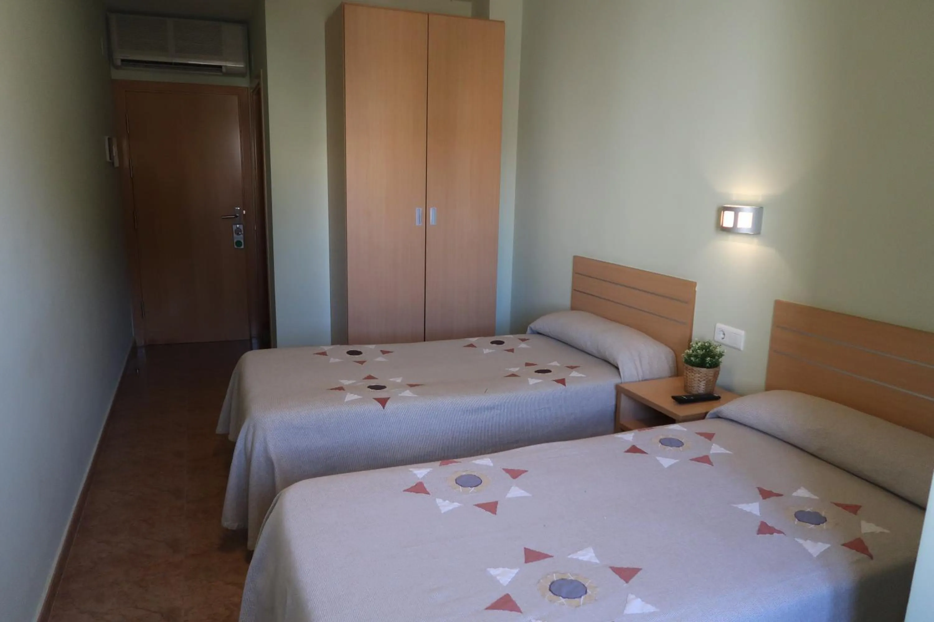 Photo of the whole room, Bed in El Camí Hotel