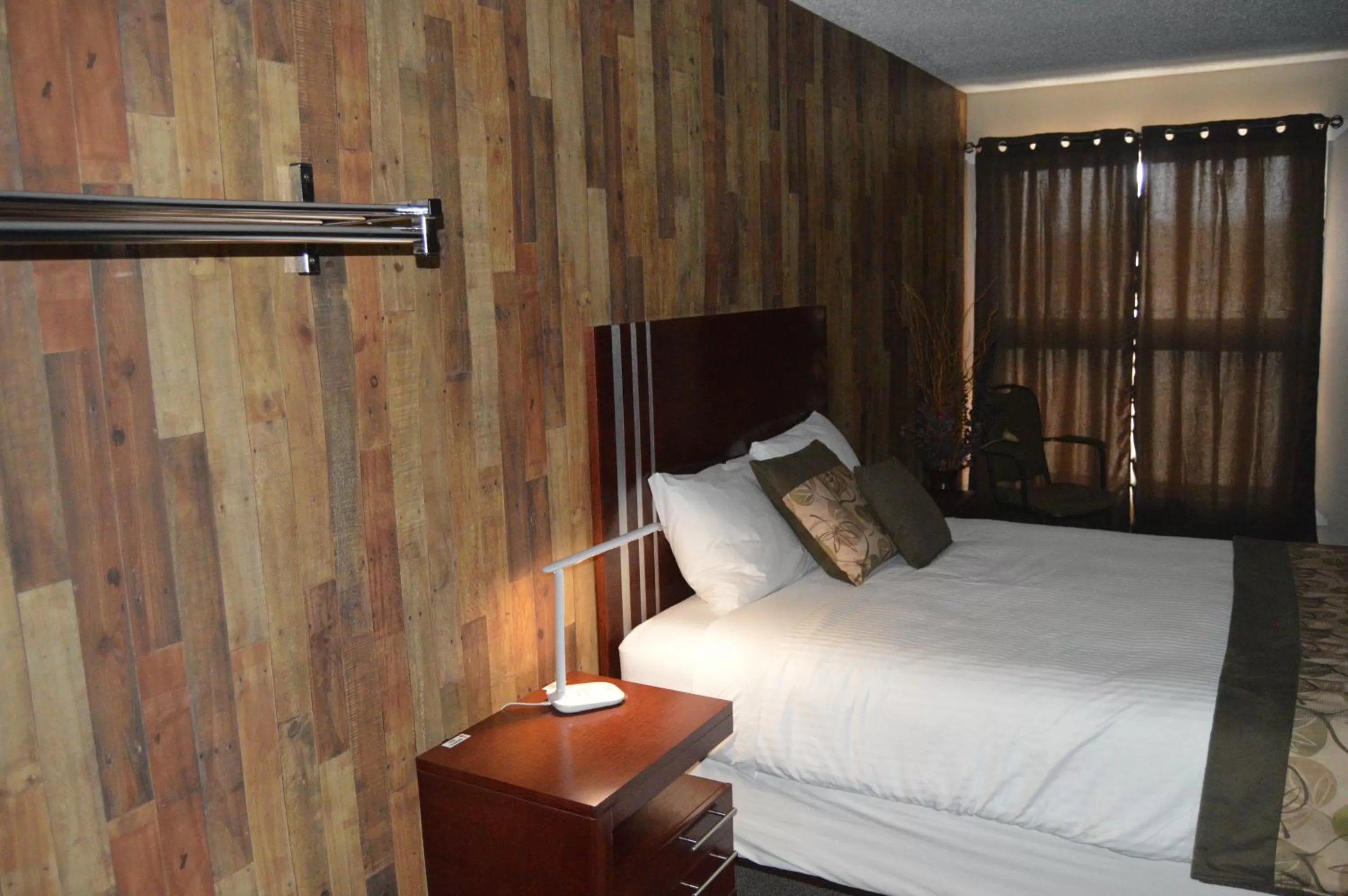 Bed in Wheel Inn Motel