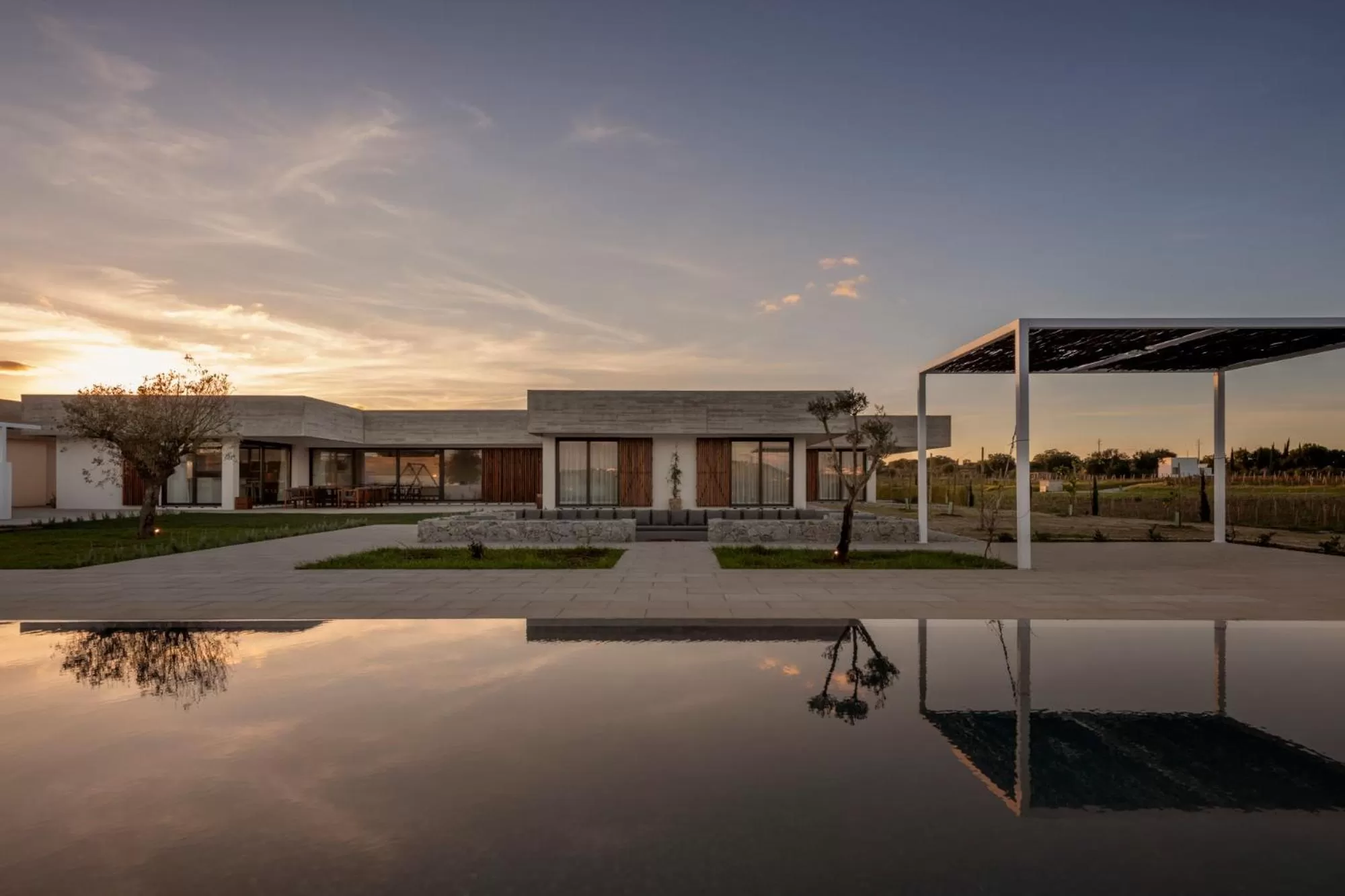 Pool view in L'AND Vineyards - Relais & Châteaux