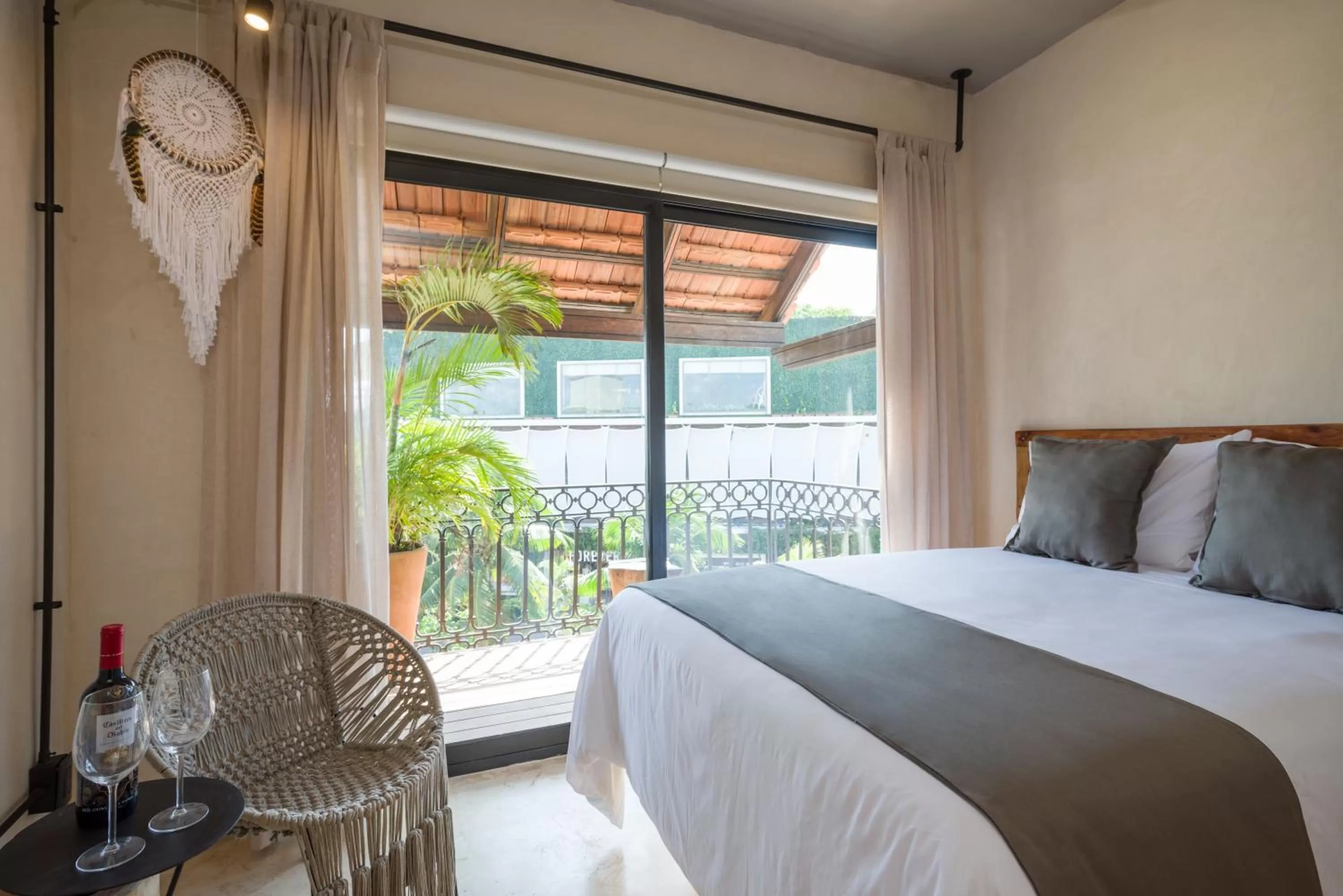 Photo of the whole room, Bed in Caribbean Paradise Hotel & Spa - 5th Avenue