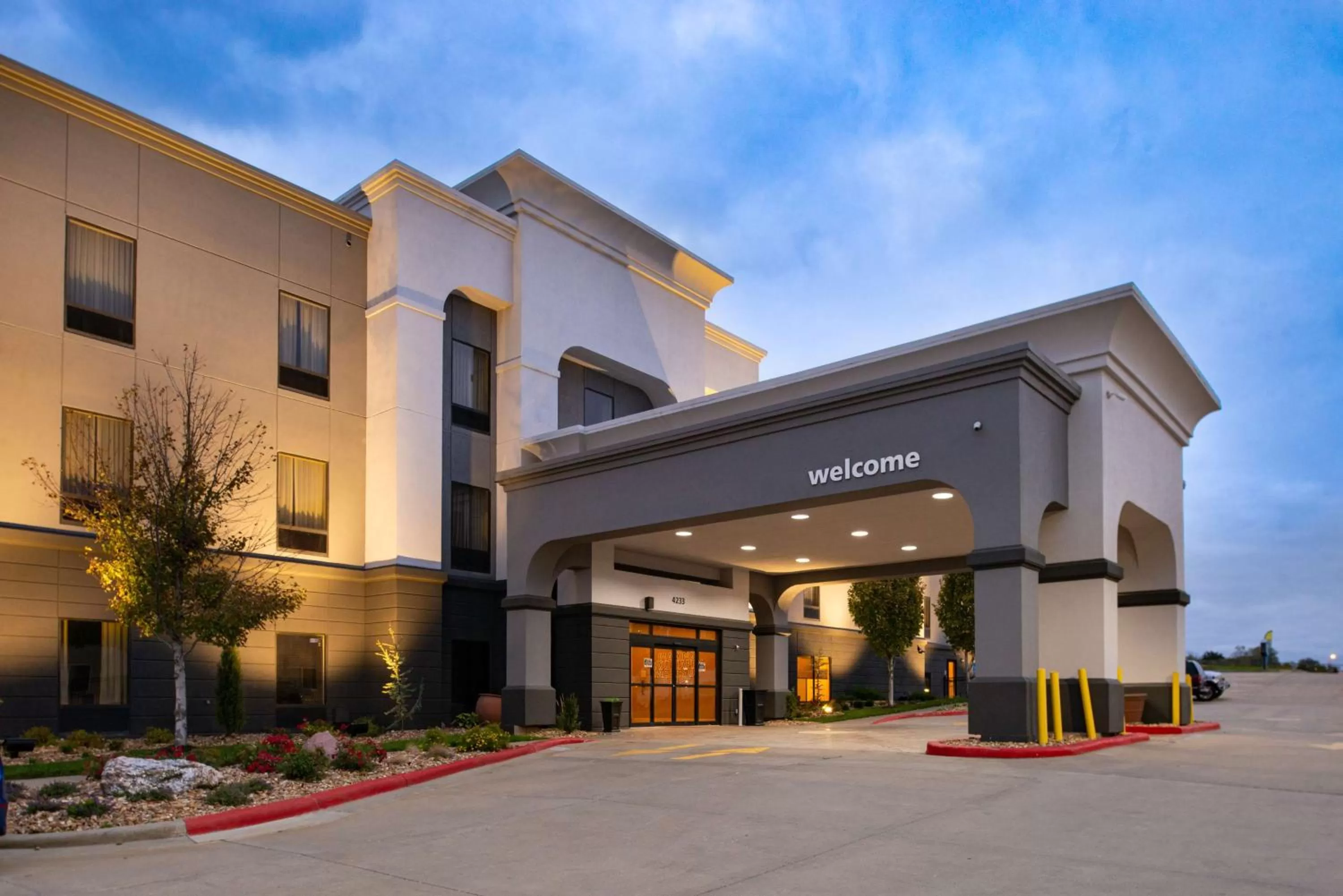 Property building in Hampton Inn Kansas City Northeast
