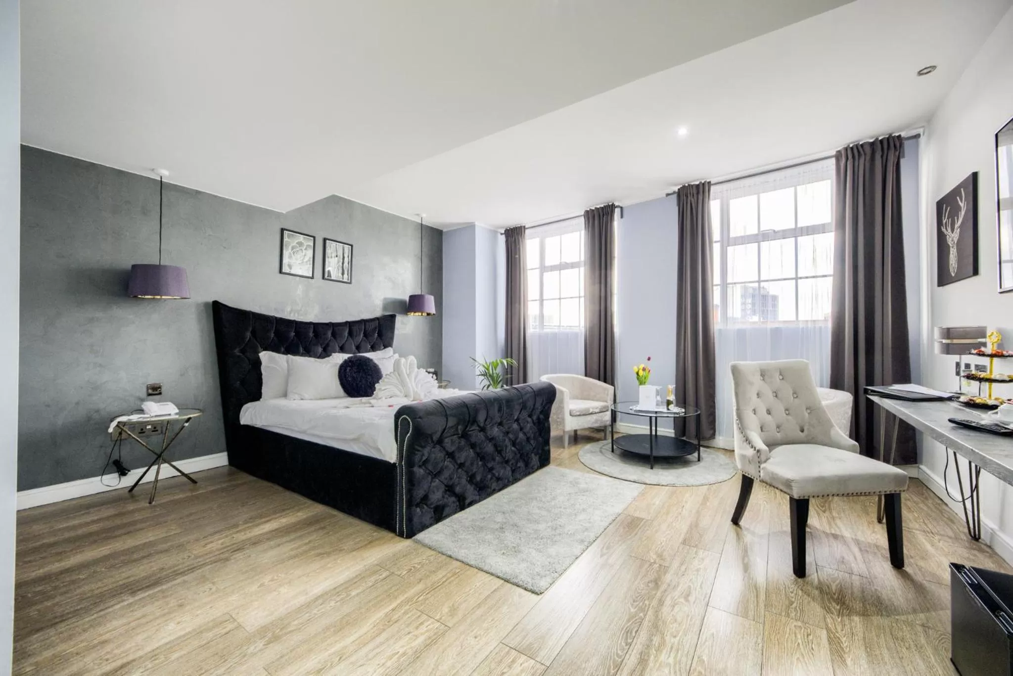 Living room, Bed in Villare Leicester City Centre hotel