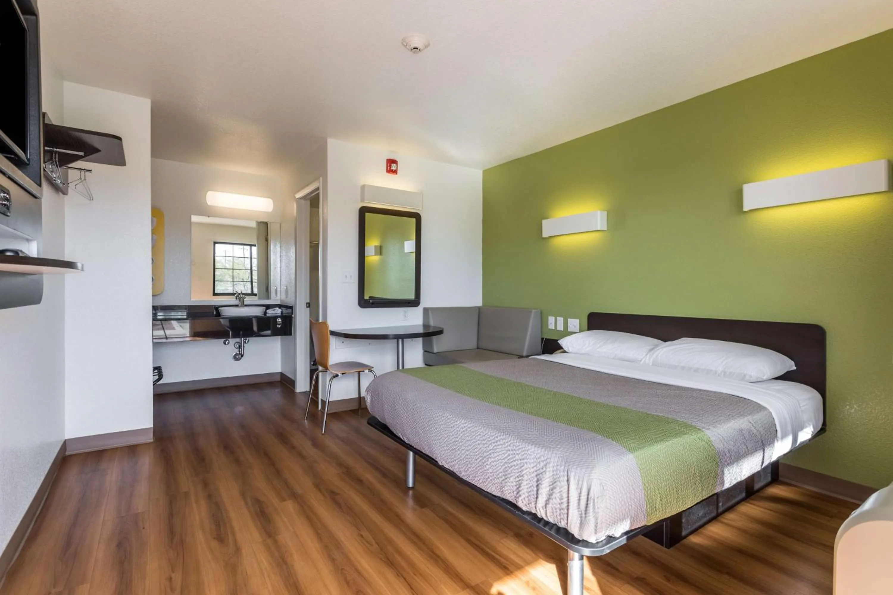 TV and multimedia, Bed in Motel 6-El Paso, TX - East