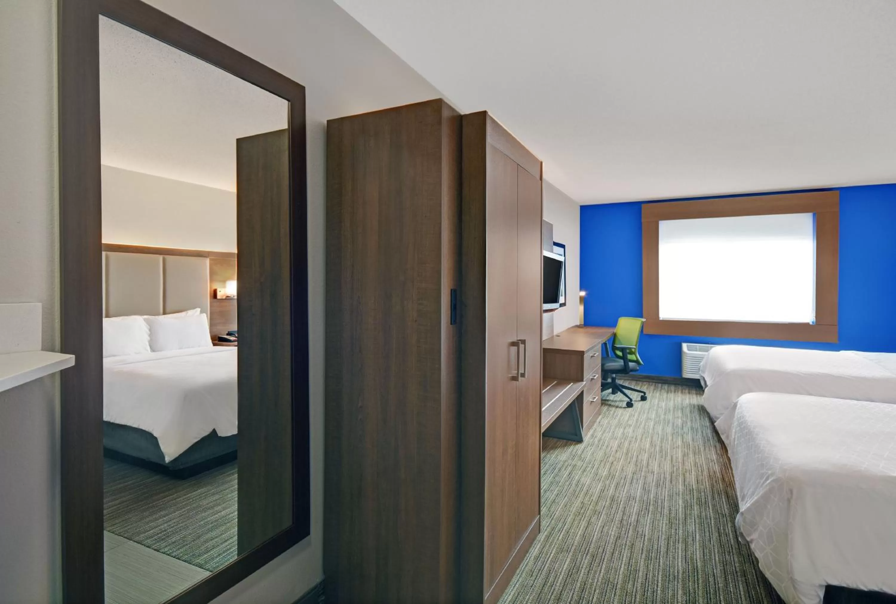 Photo of the whole room in Holiday Inn Express Marshall by IHG