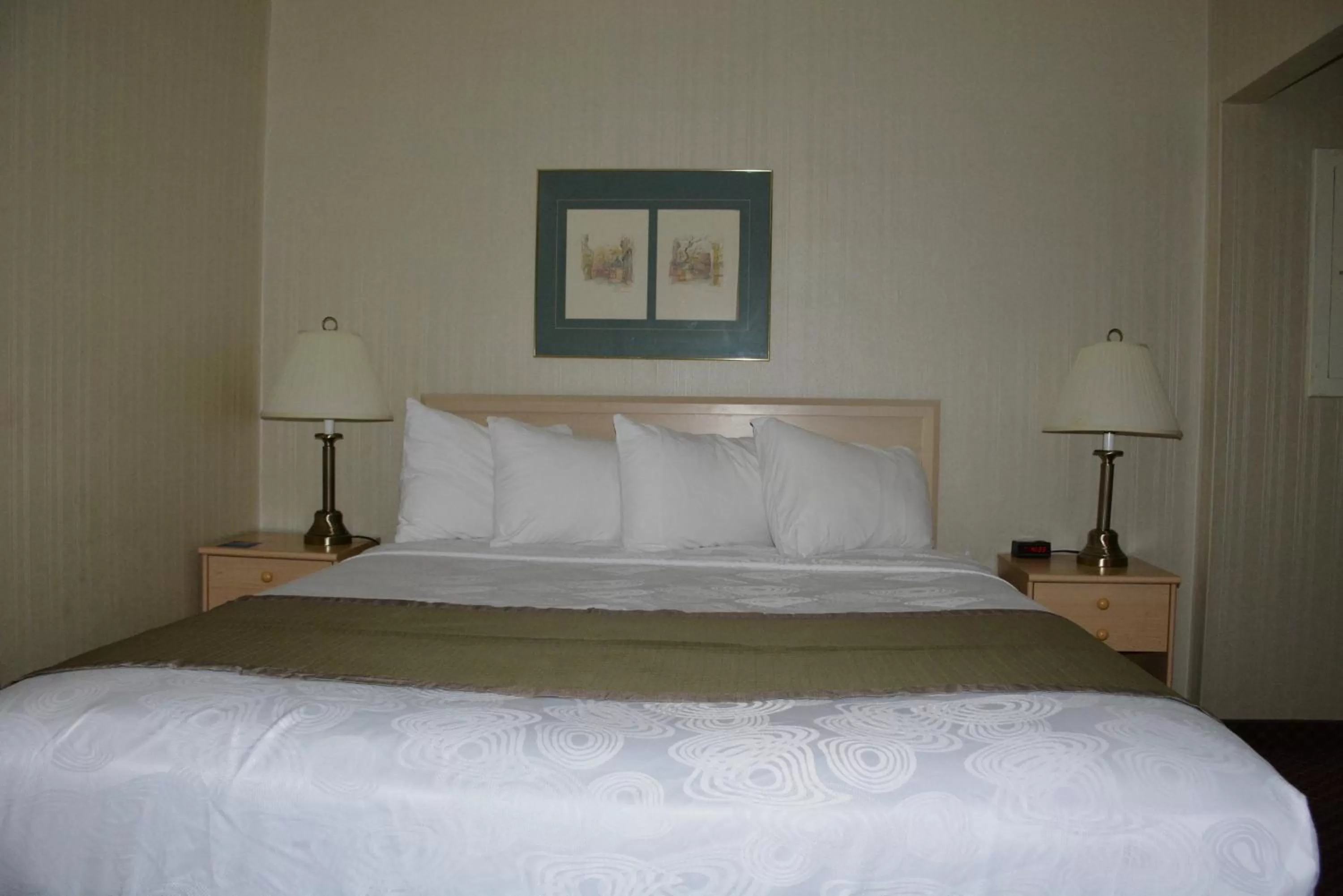 Bedroom, Bed in Travelodge by Wyndham Lethbridge