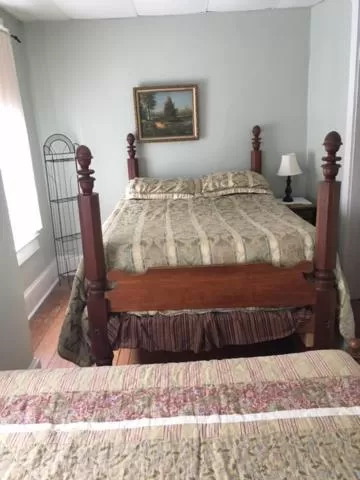 Bedroom, Bed in Victorian Charm Inn