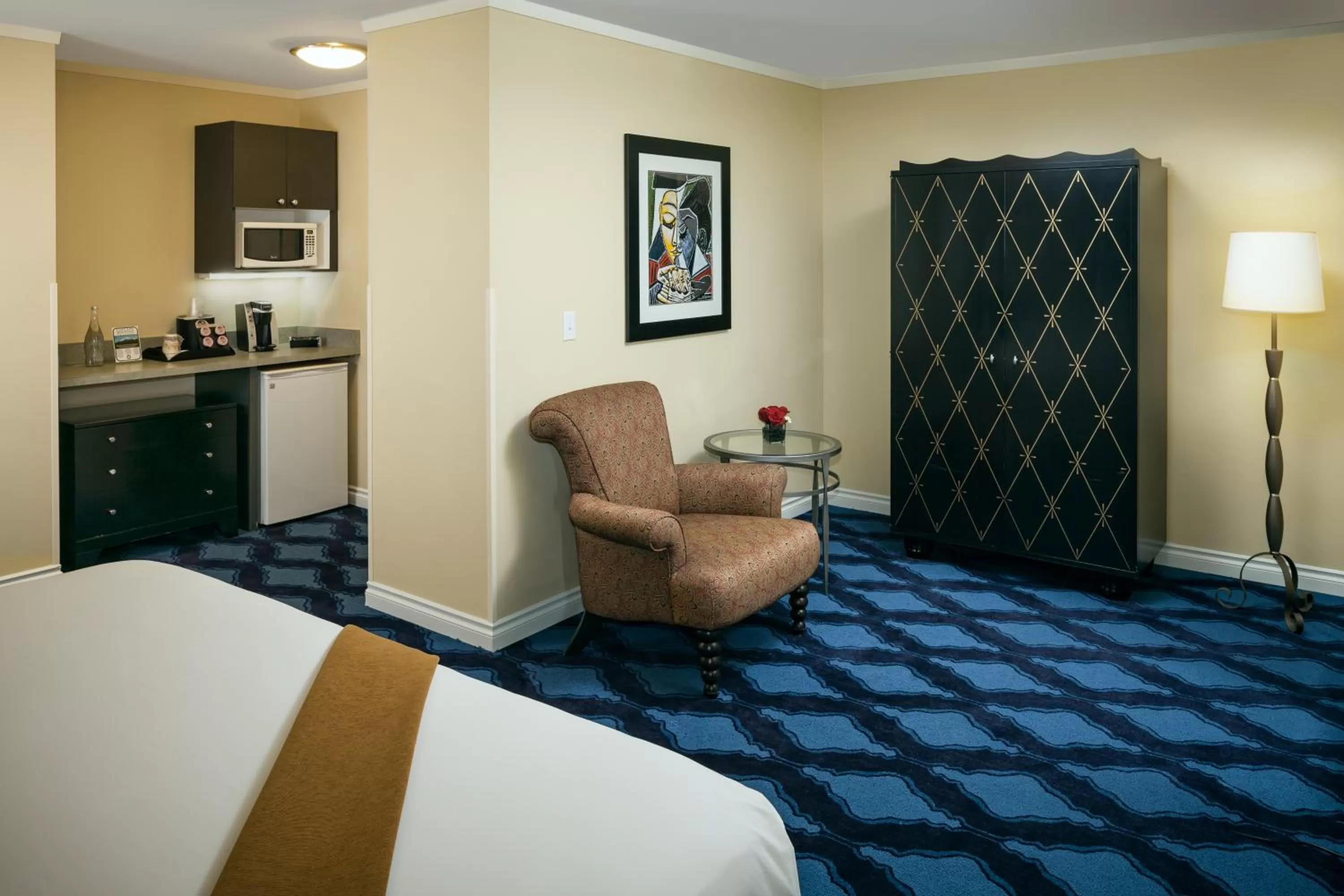 Coffee/tea facilities, Bed in Plaza Inn & Suites at Ashland Creek