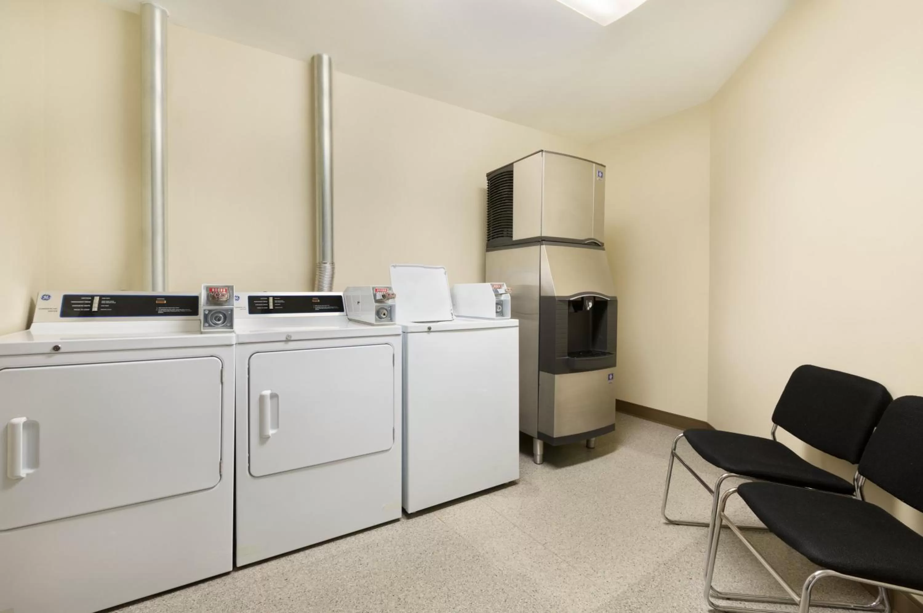 Area and facilities in Ramada by Wyndham Nanaimo