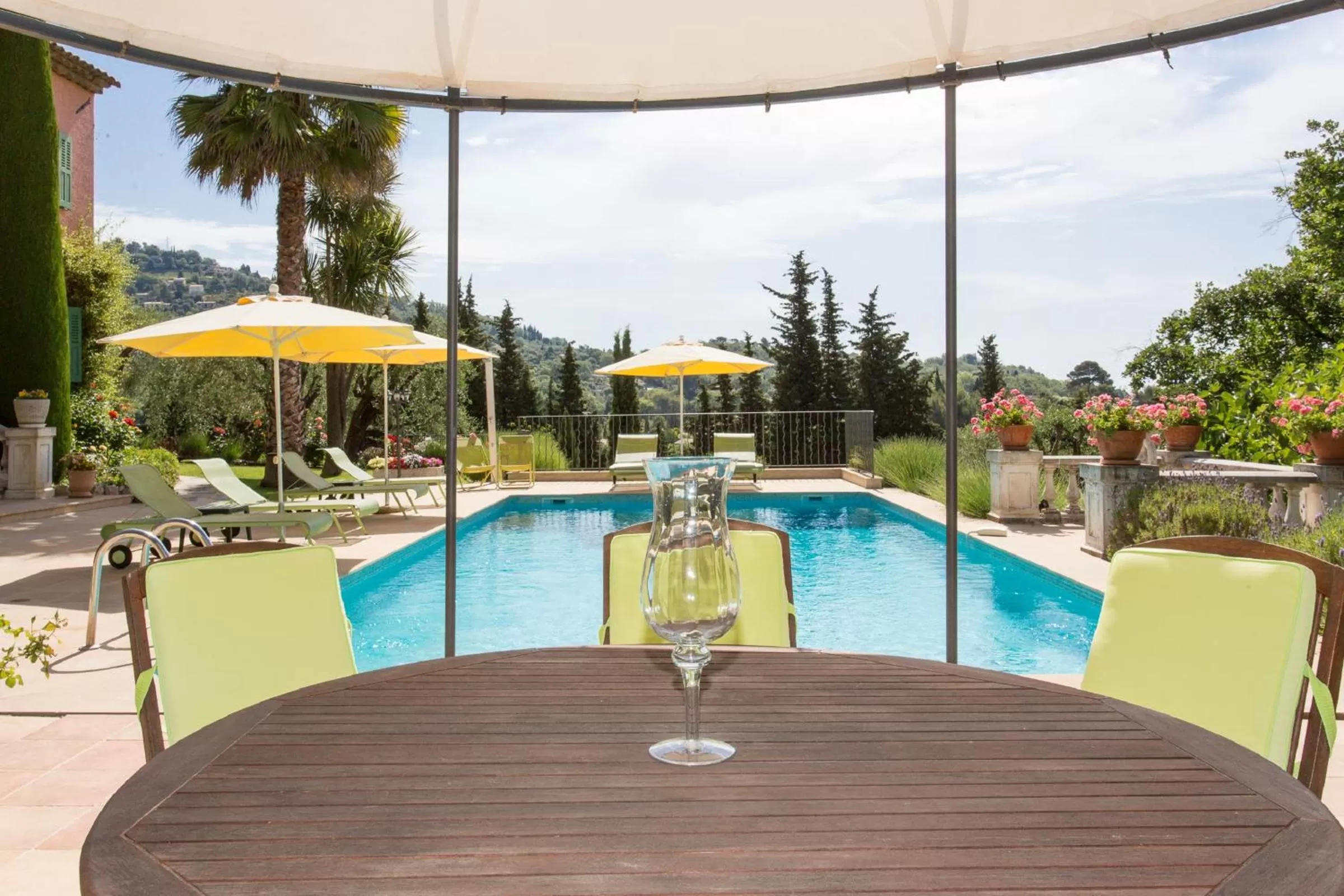 Swimming pool in Mas Du Roc Bed & Breakfast