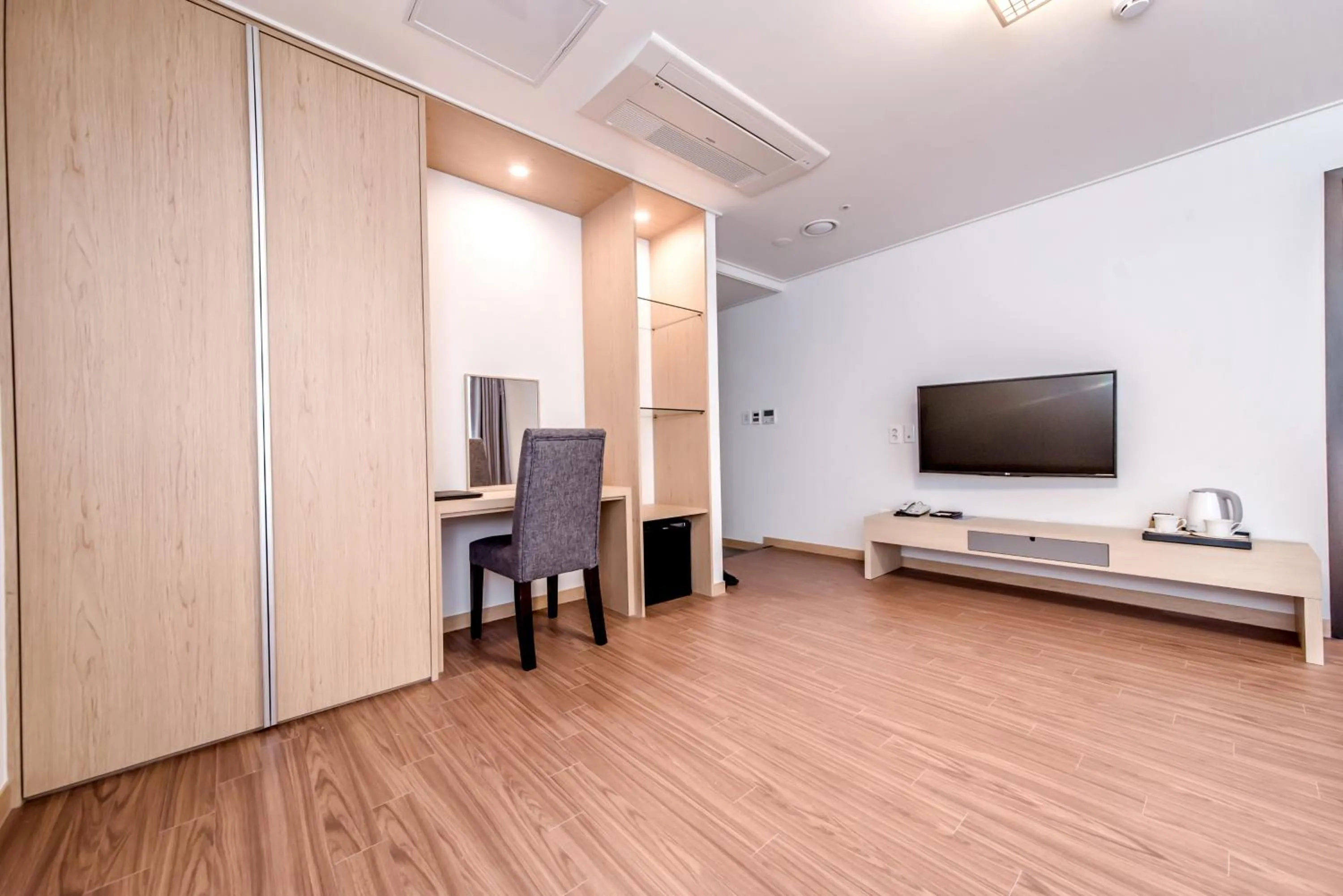 TV and multimedia in Hotel Shalom Jeju