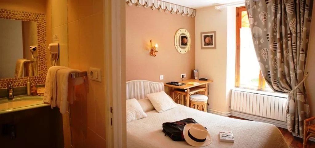 Photo of the whole room, Bed in Hotel de France