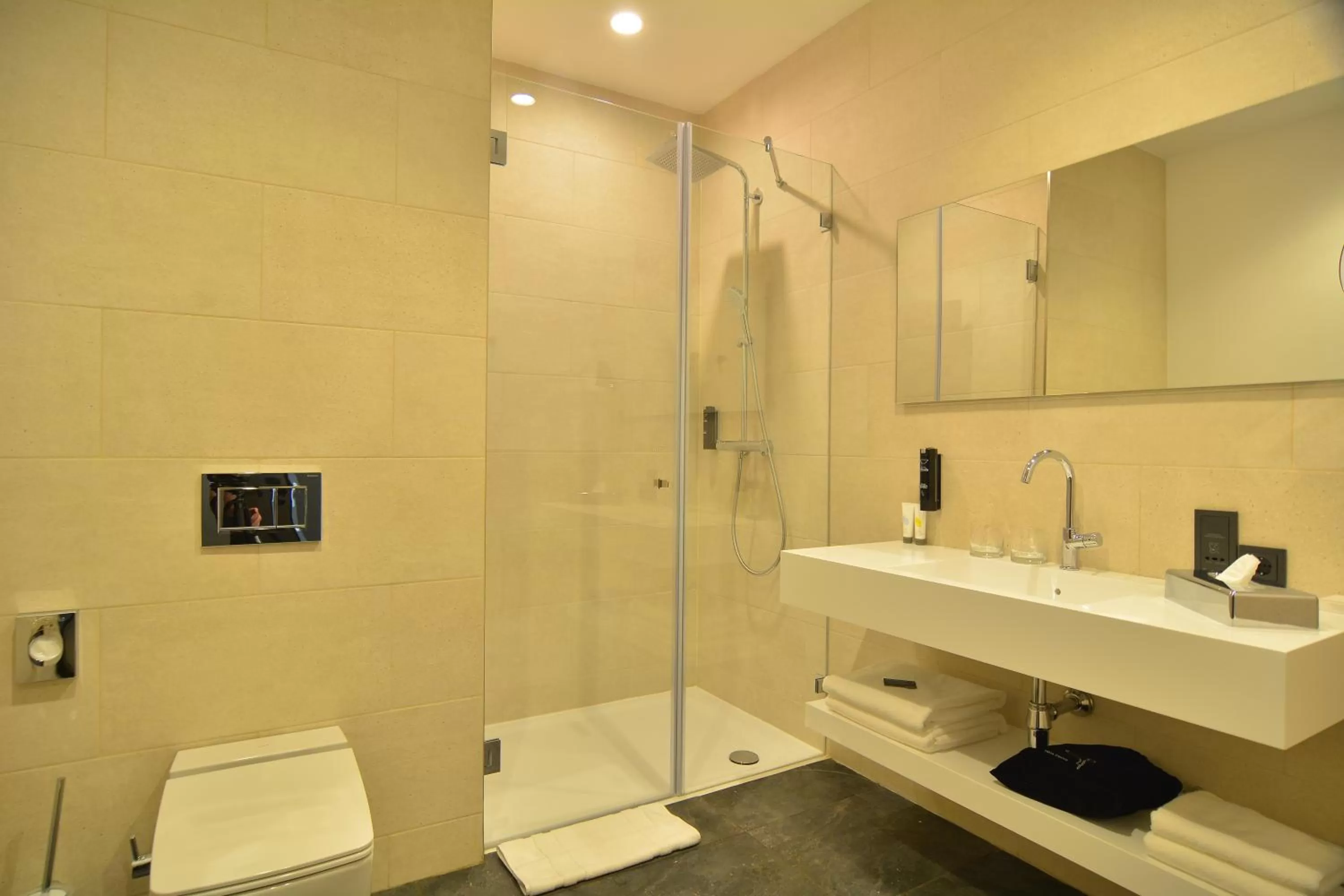 Toilet in mk hotel tirana