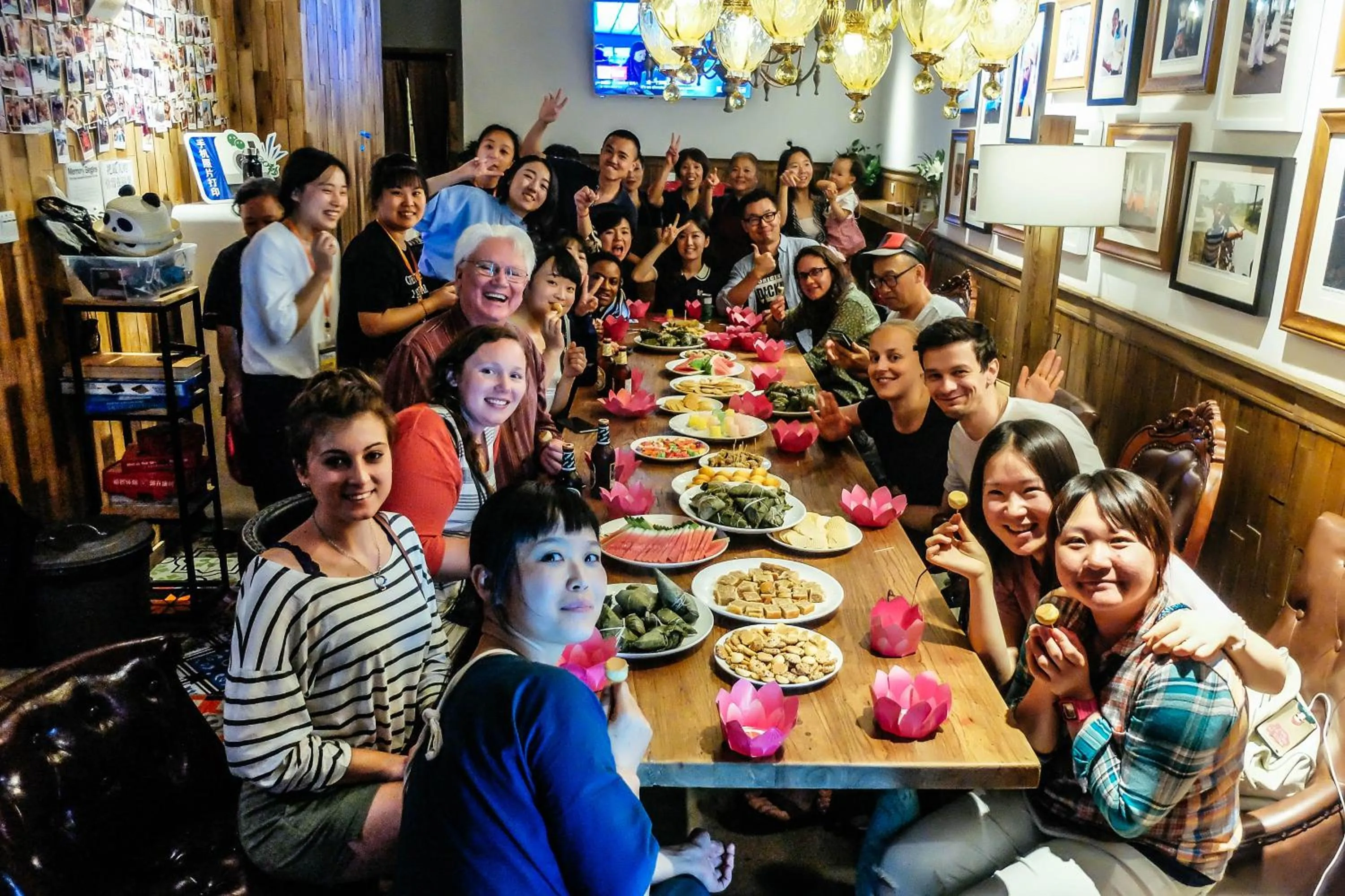 Lounge or bar in SONDERIA Lazybones Hostel- Wenshu Temple Side, Chill Hostel with All-Day Brunch, Travel Agency in English & Local Bar Vibes