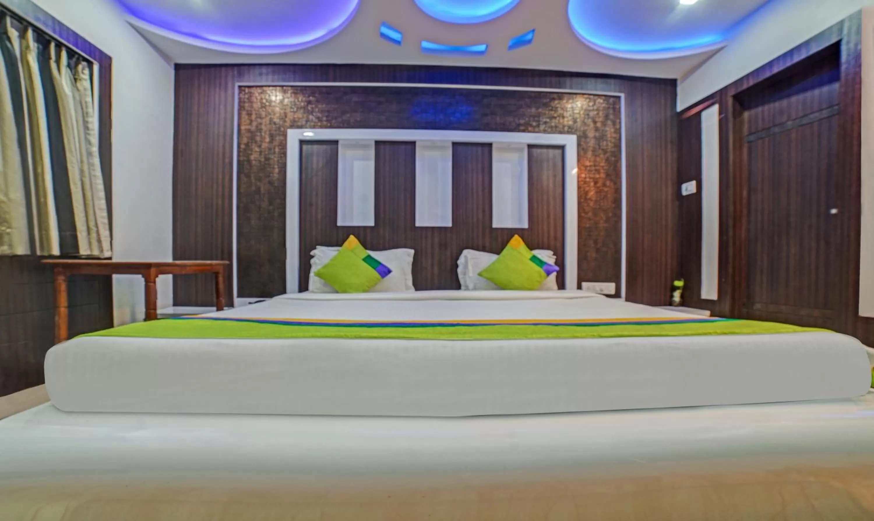 Bedroom, Bed in Treebo Trend South Park Bistupur