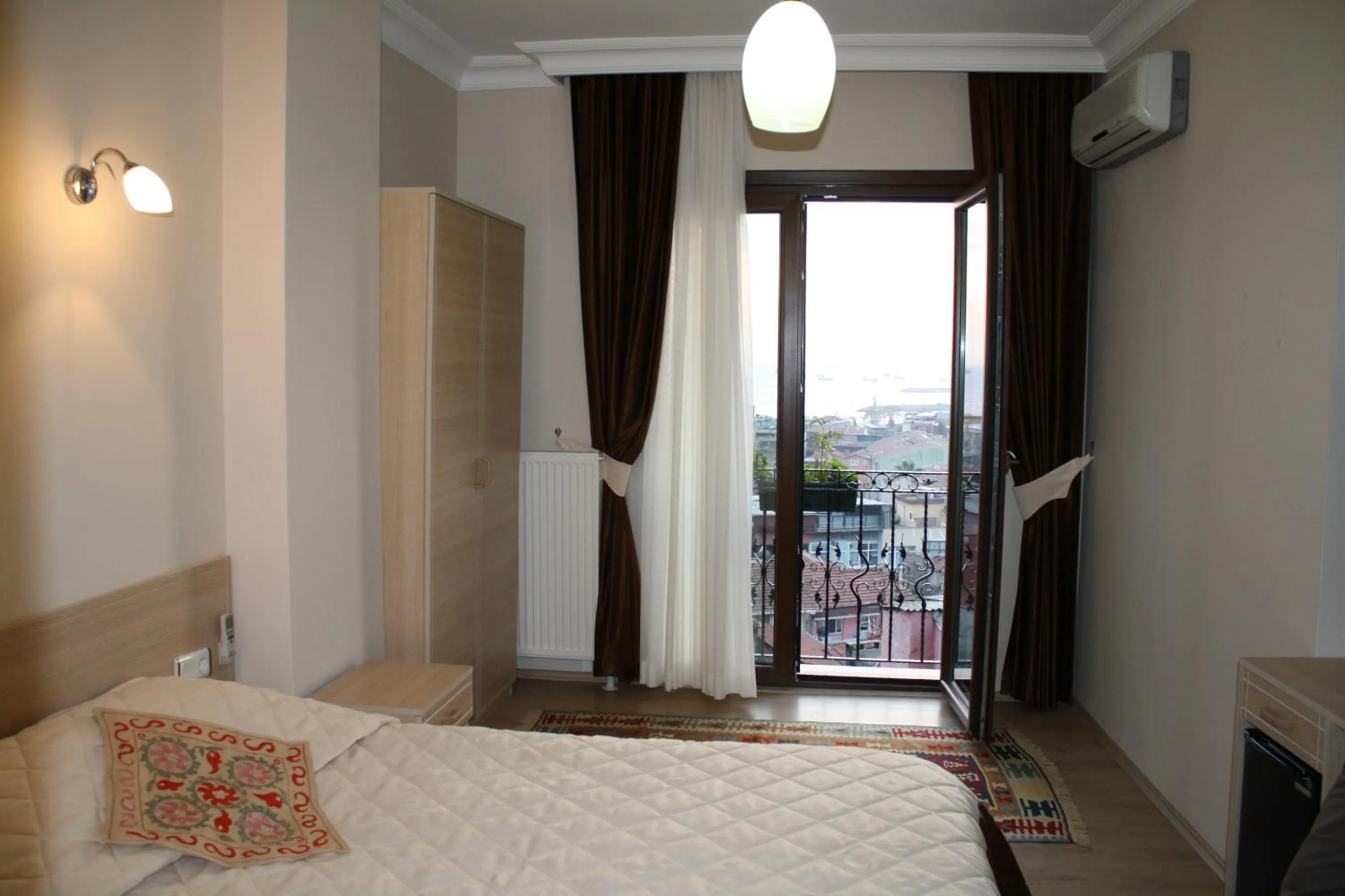 Photo of the whole room, Bed in Art City Hotel Istanbul