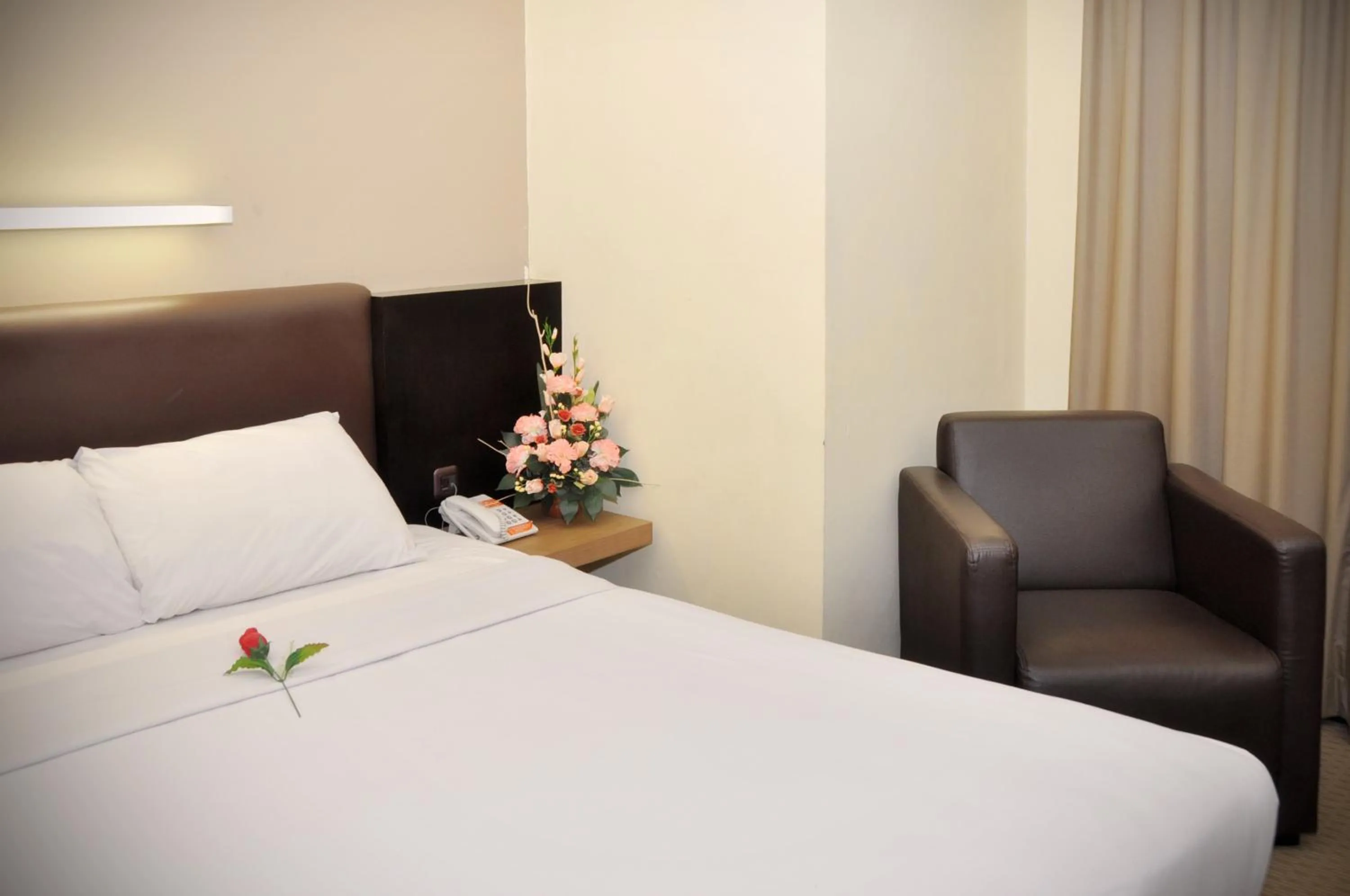 Bed in Pandanaran Hotel