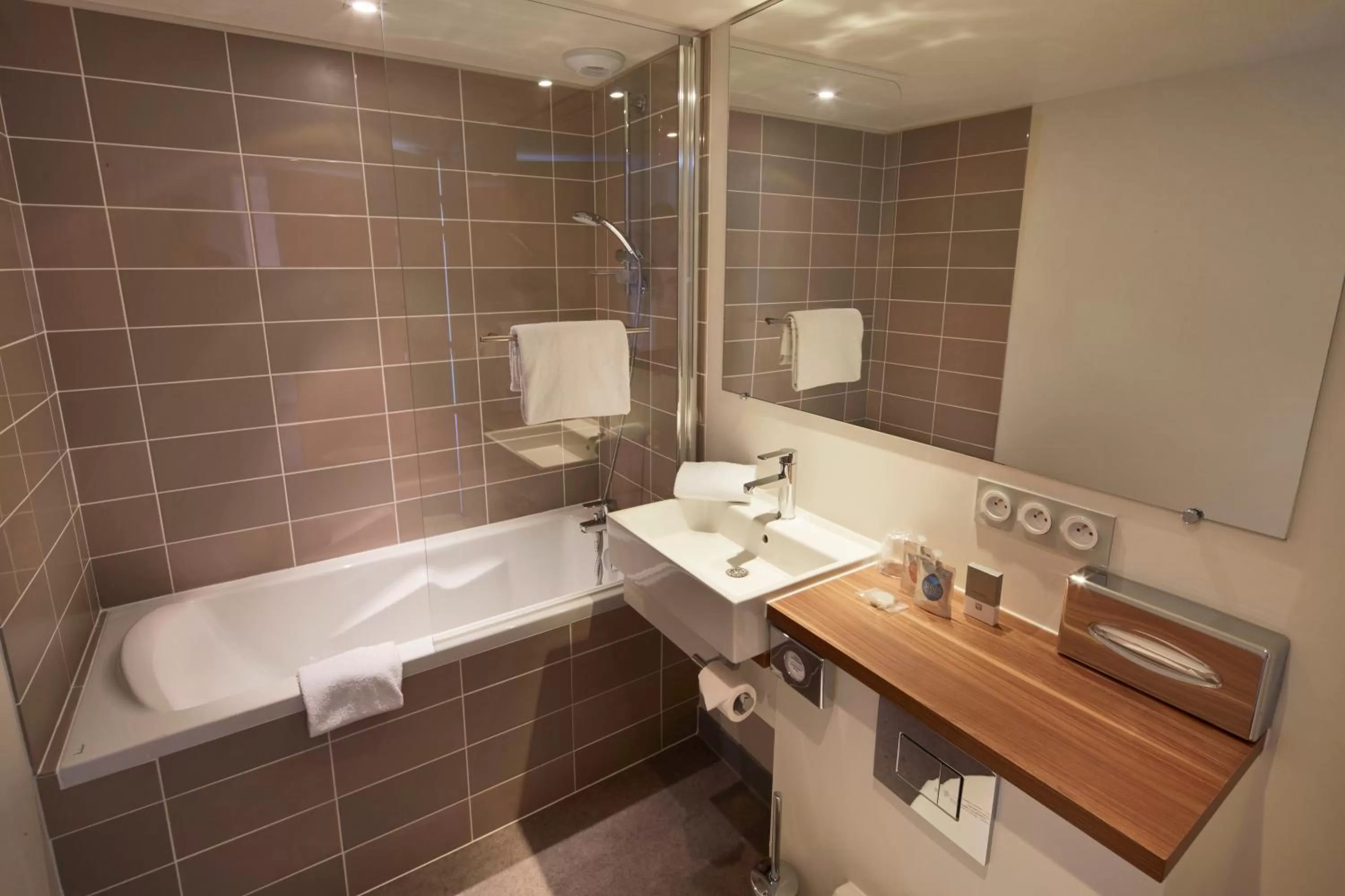 Bathroom in ibis Styles Bordeaux Begles Arena