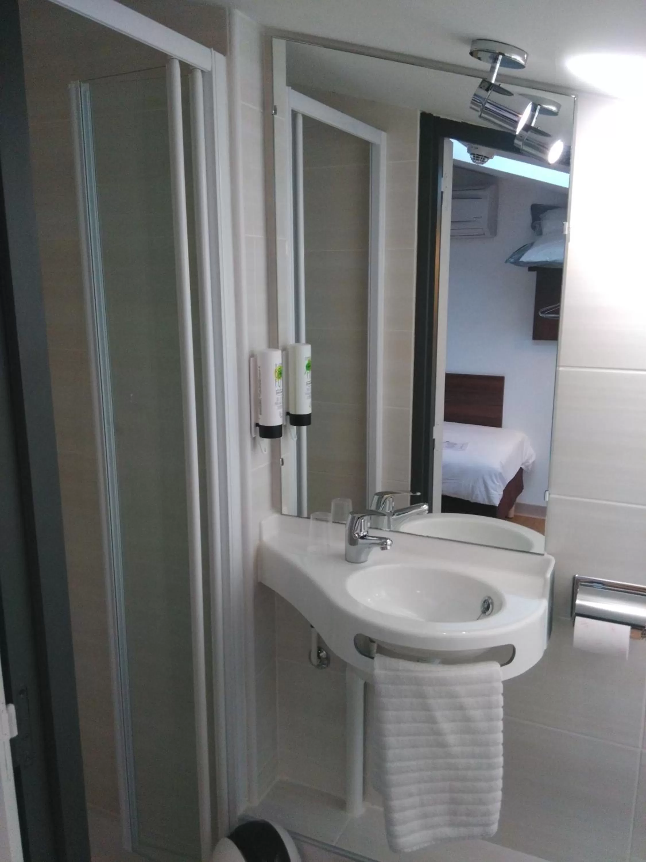 Bathroom in Hôtel le Pastel