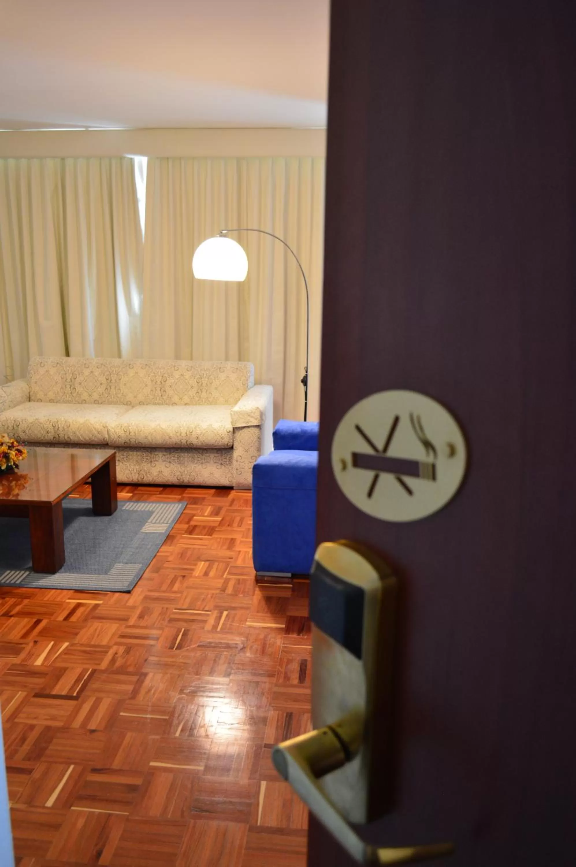 Seating area, Bed in La Carolina Inn