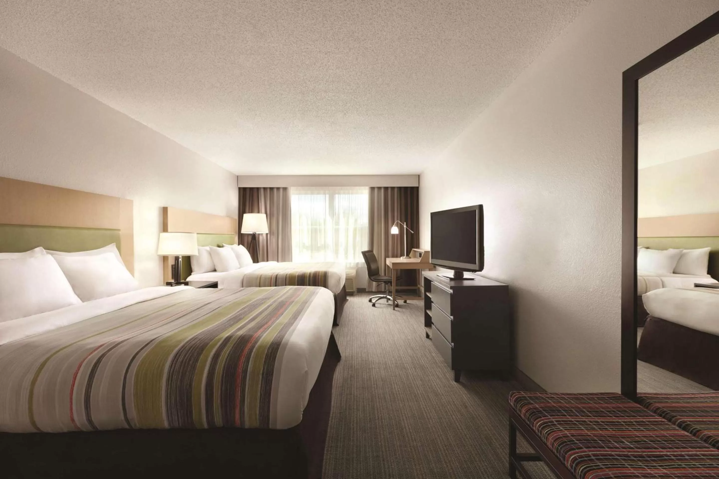 Guests, Bed in Country Inn & Suites by Radisson, Washington, DC East - Capitol Heights, MD