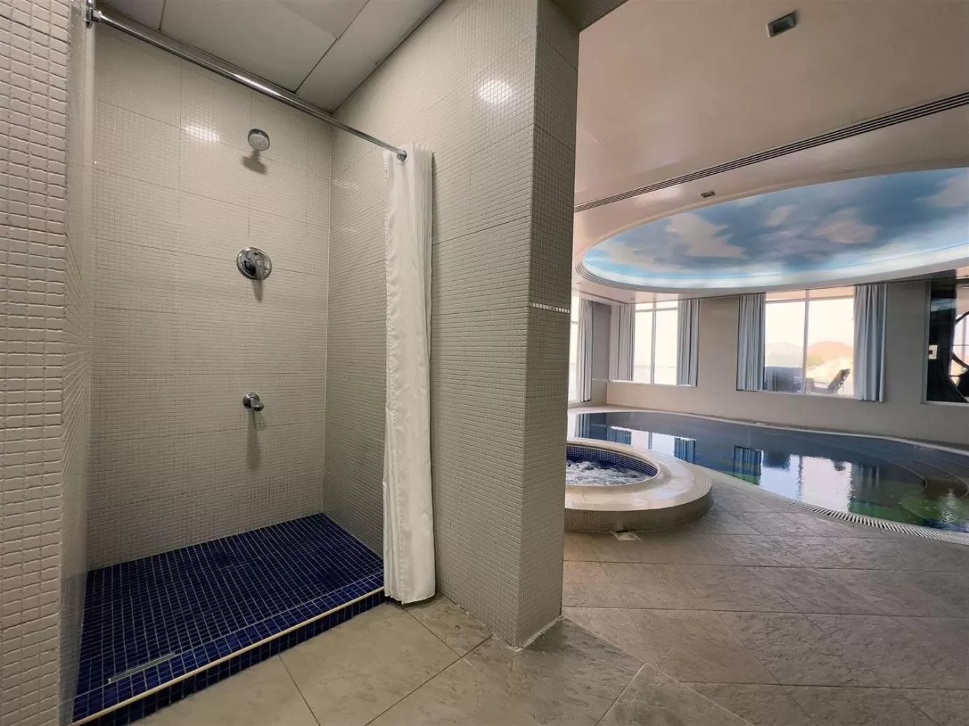 Shower in Royal Beach Hotel & Resort