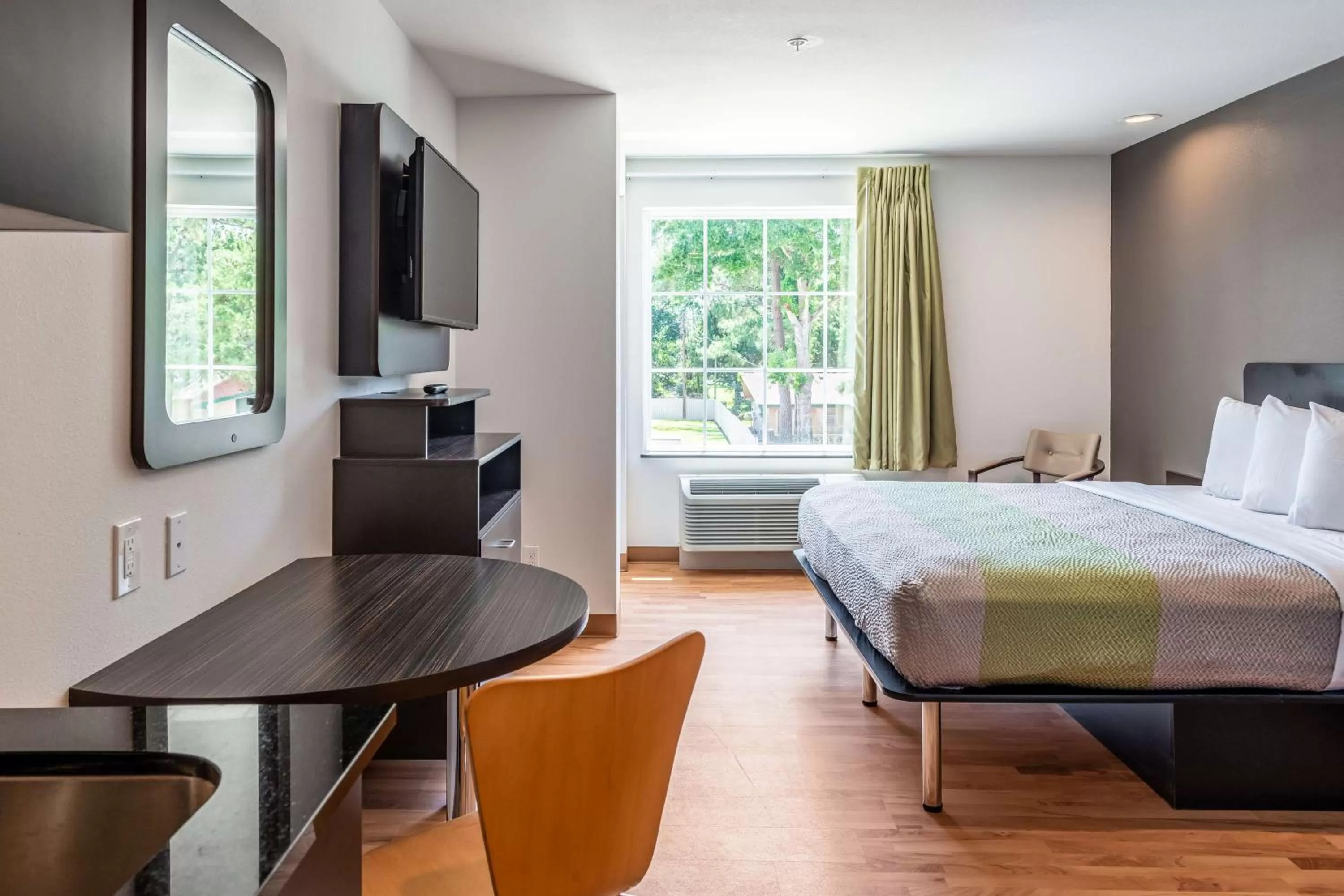 TV and multimedia, Bed in Studio 6 Lake Charles