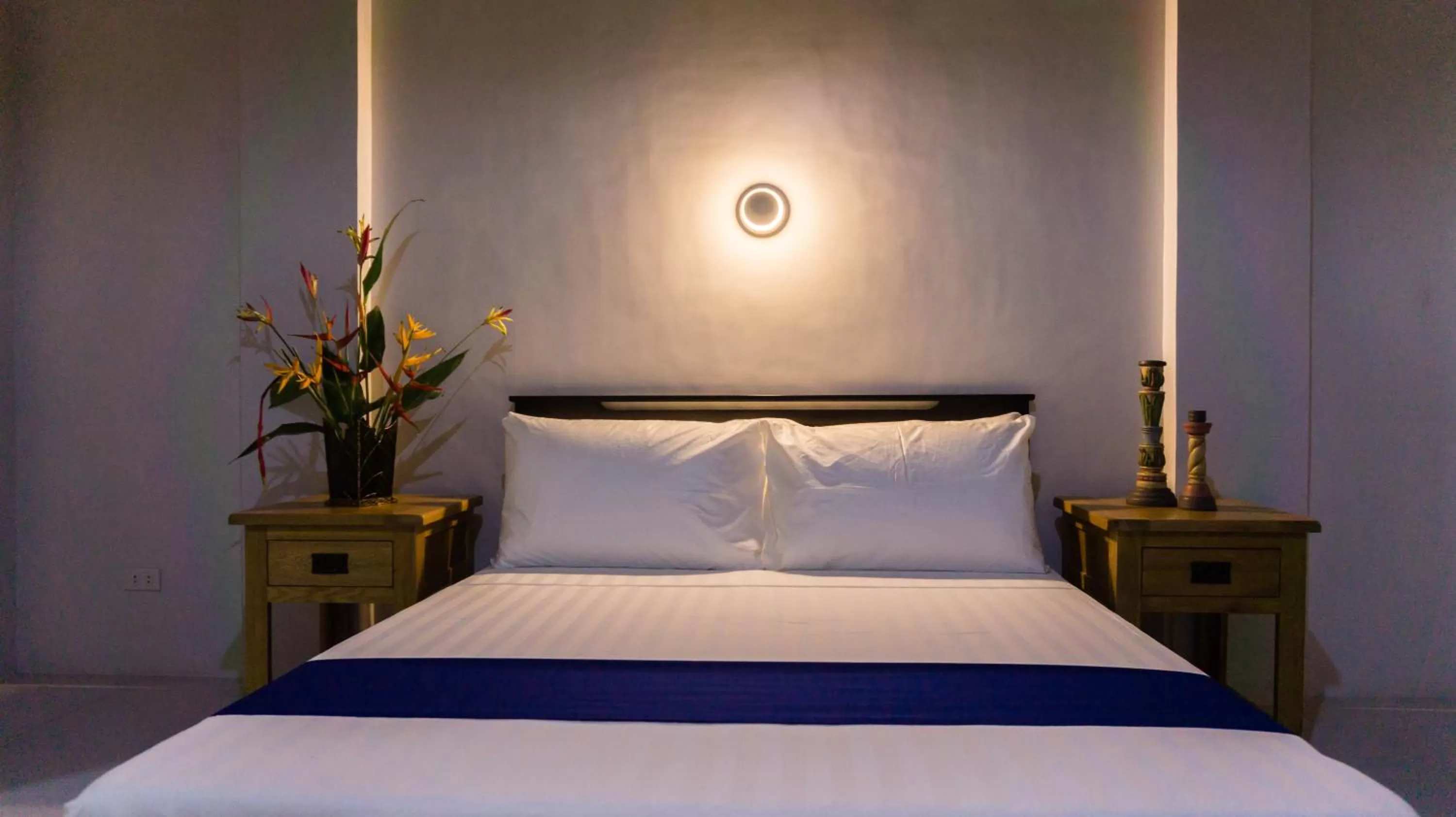 Bed in South Anchorage Inn