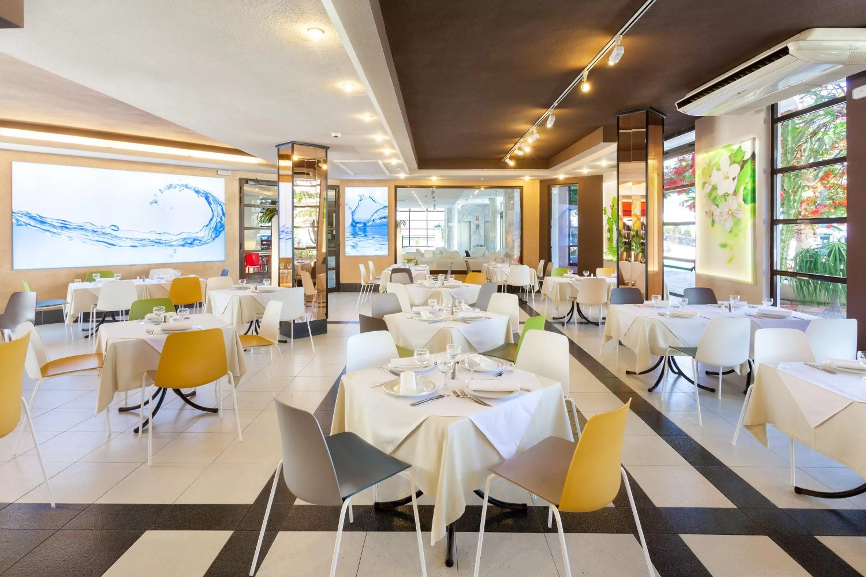 Restaurant/places to eat in Aguamar Apartamentos, Los Cristianos Downtown