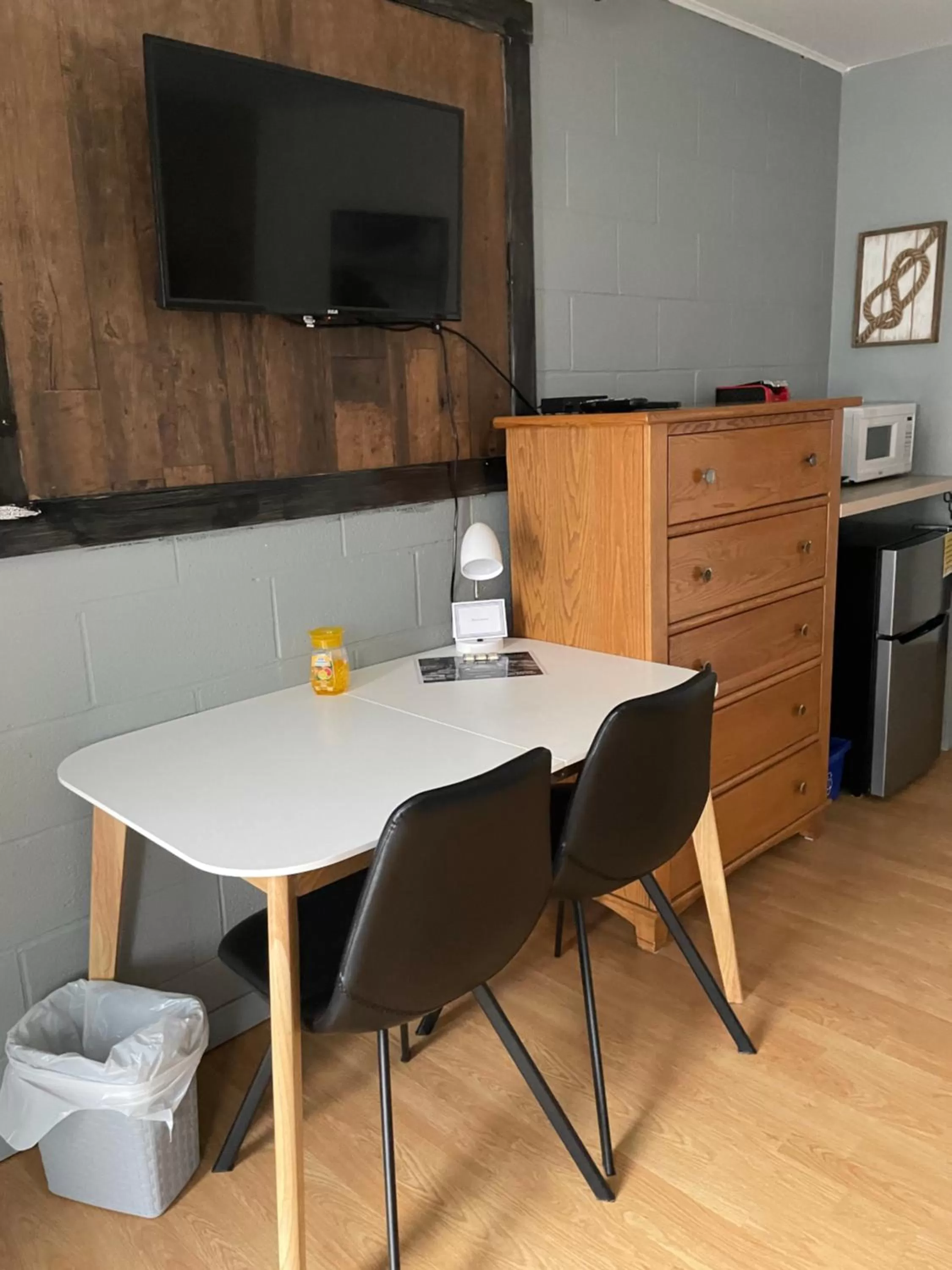 TV/Entertainment Center in Motel Valois YL inc