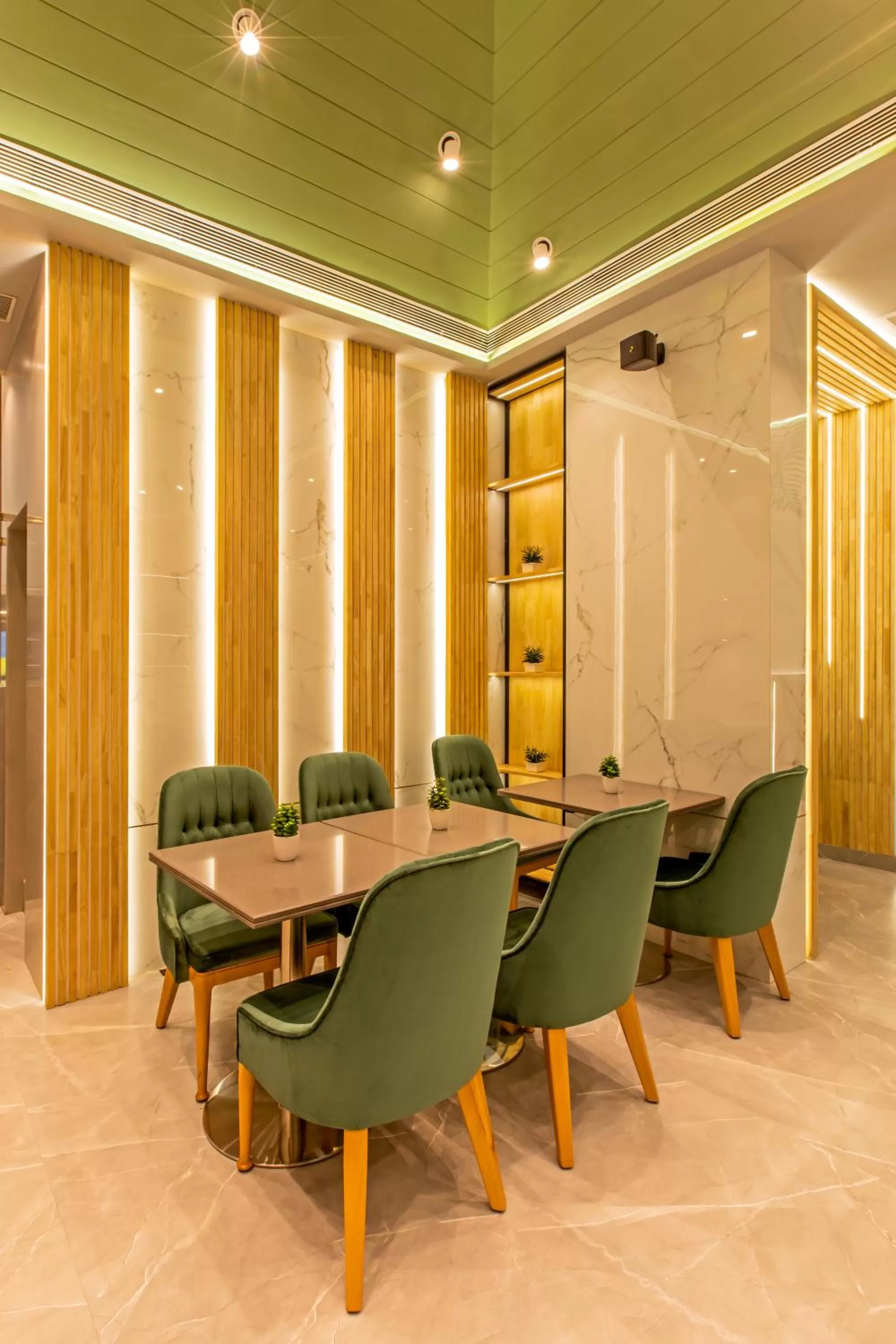 Restaurant/places to eat in Hotel Bawa Suites