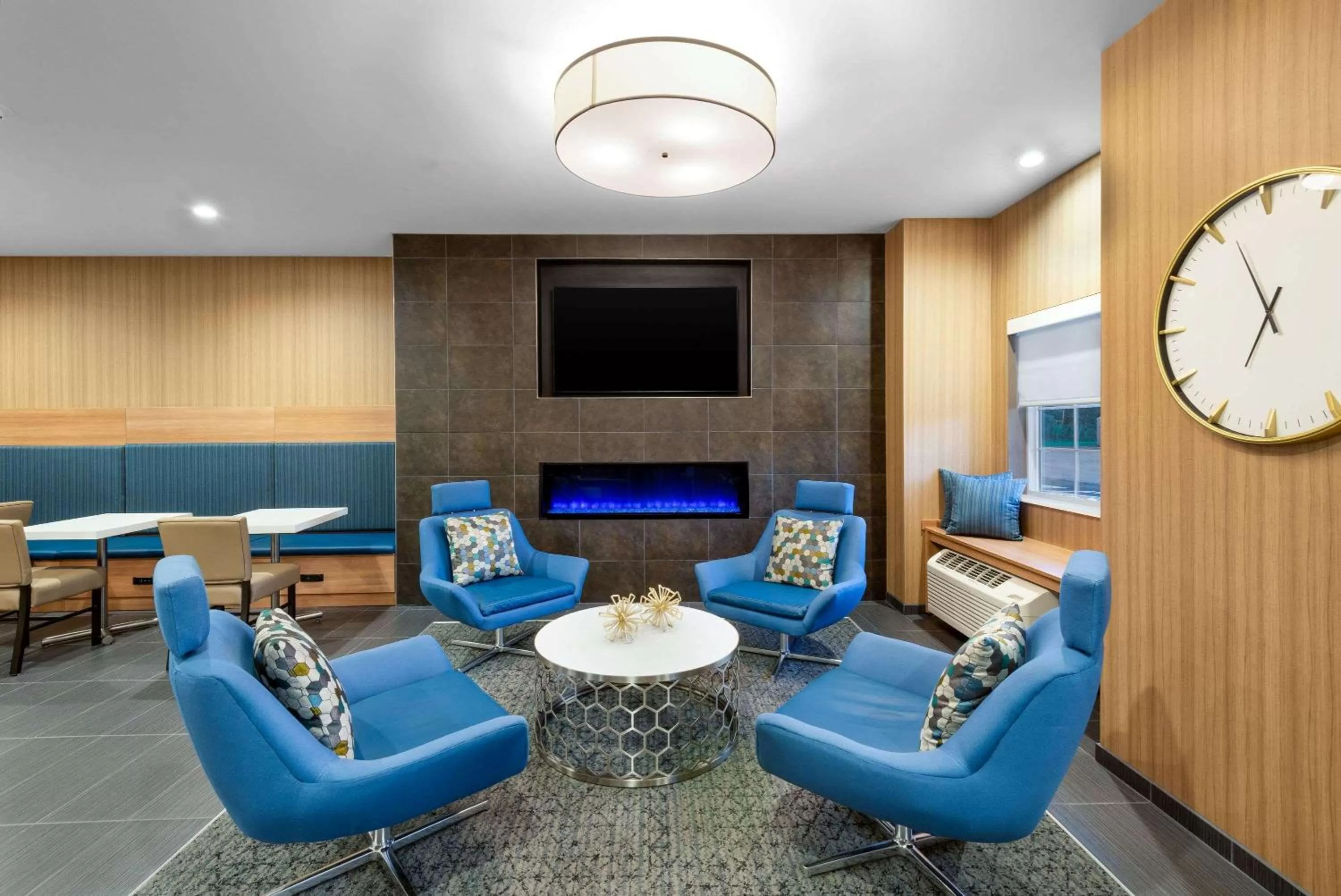 Seating area in Microtel Inn & Suites by Wyndham Farmington